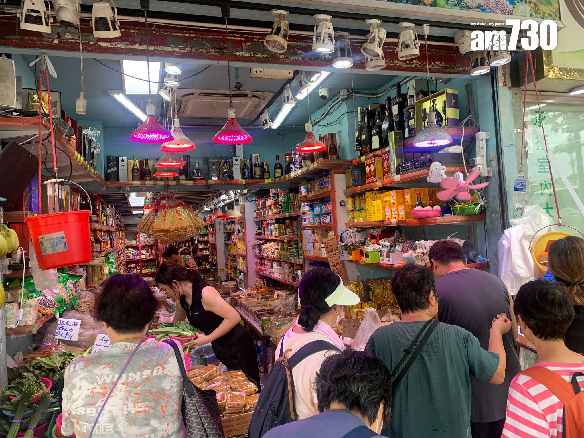 在香港仔的菜檔,也有不少市民趁打風前購買糧食。(吳浩南攝)