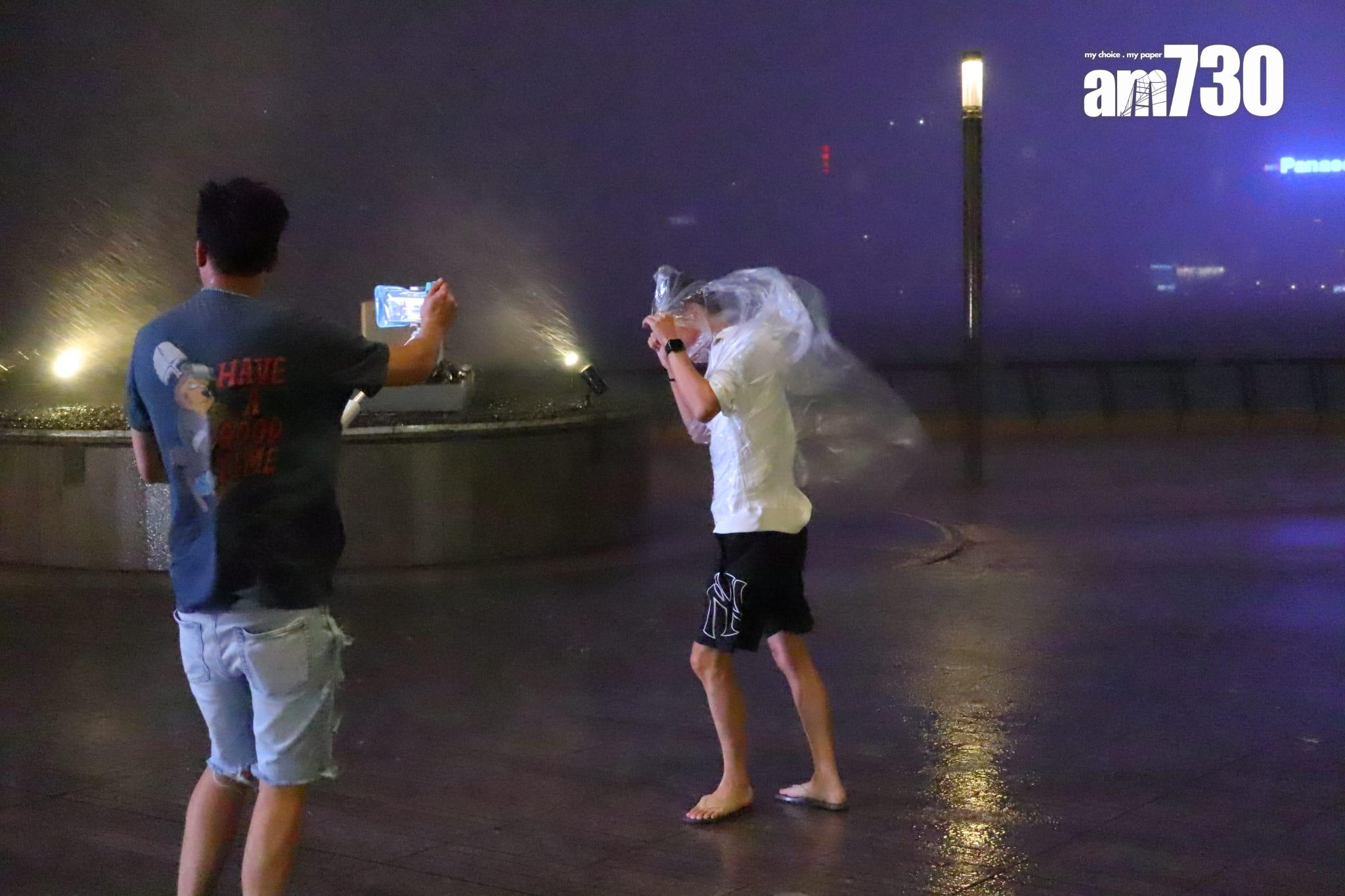 摩羯|昨晚有市民在尖東追風,感受風力。(鍾式明攝)