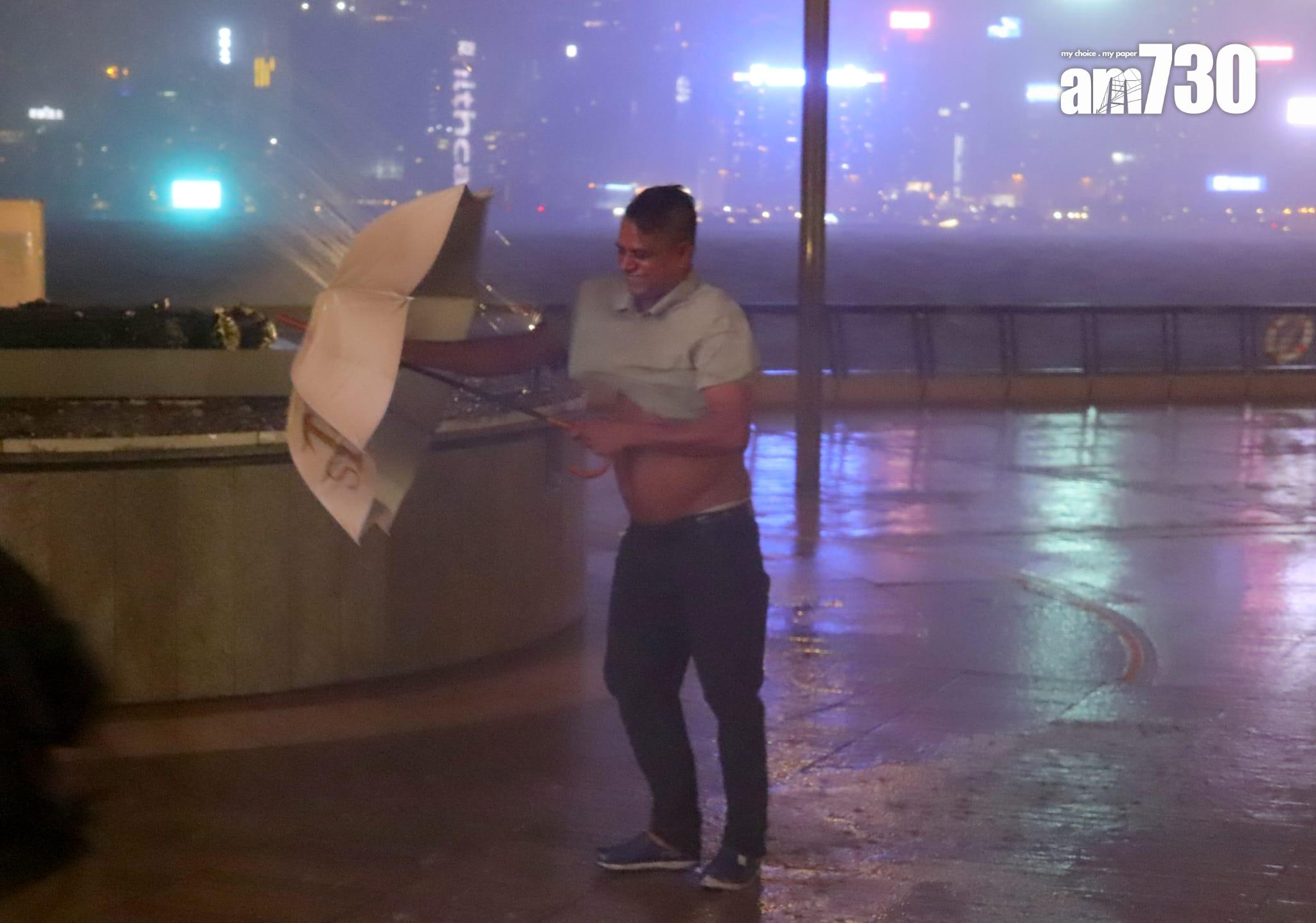 摩羯|昨晚有市民在尖東追風,感受風力。(鍾式明攝)