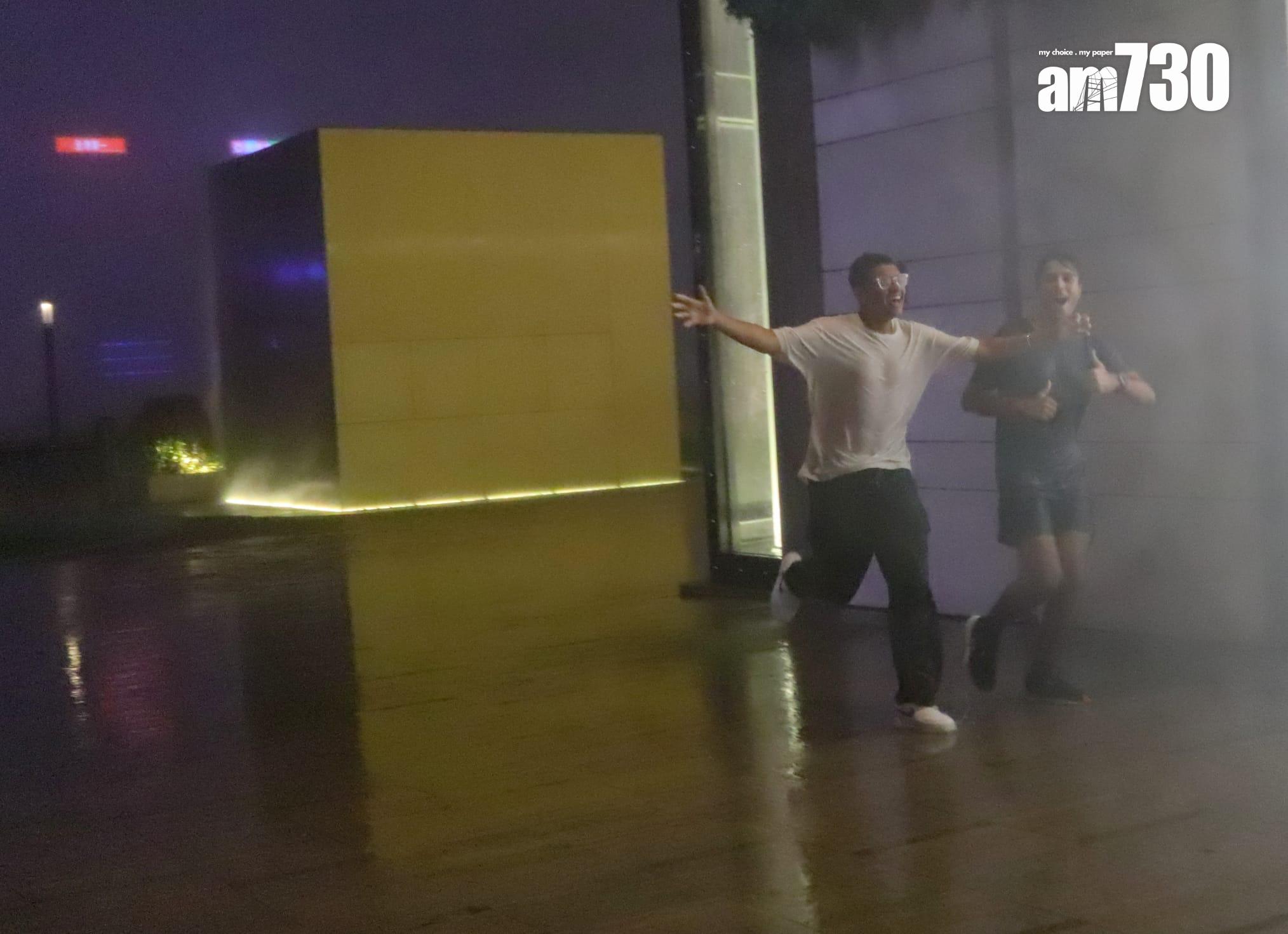 摩羯|昨晚有市民在尖東追風,感受風力。(鍾式明攝)