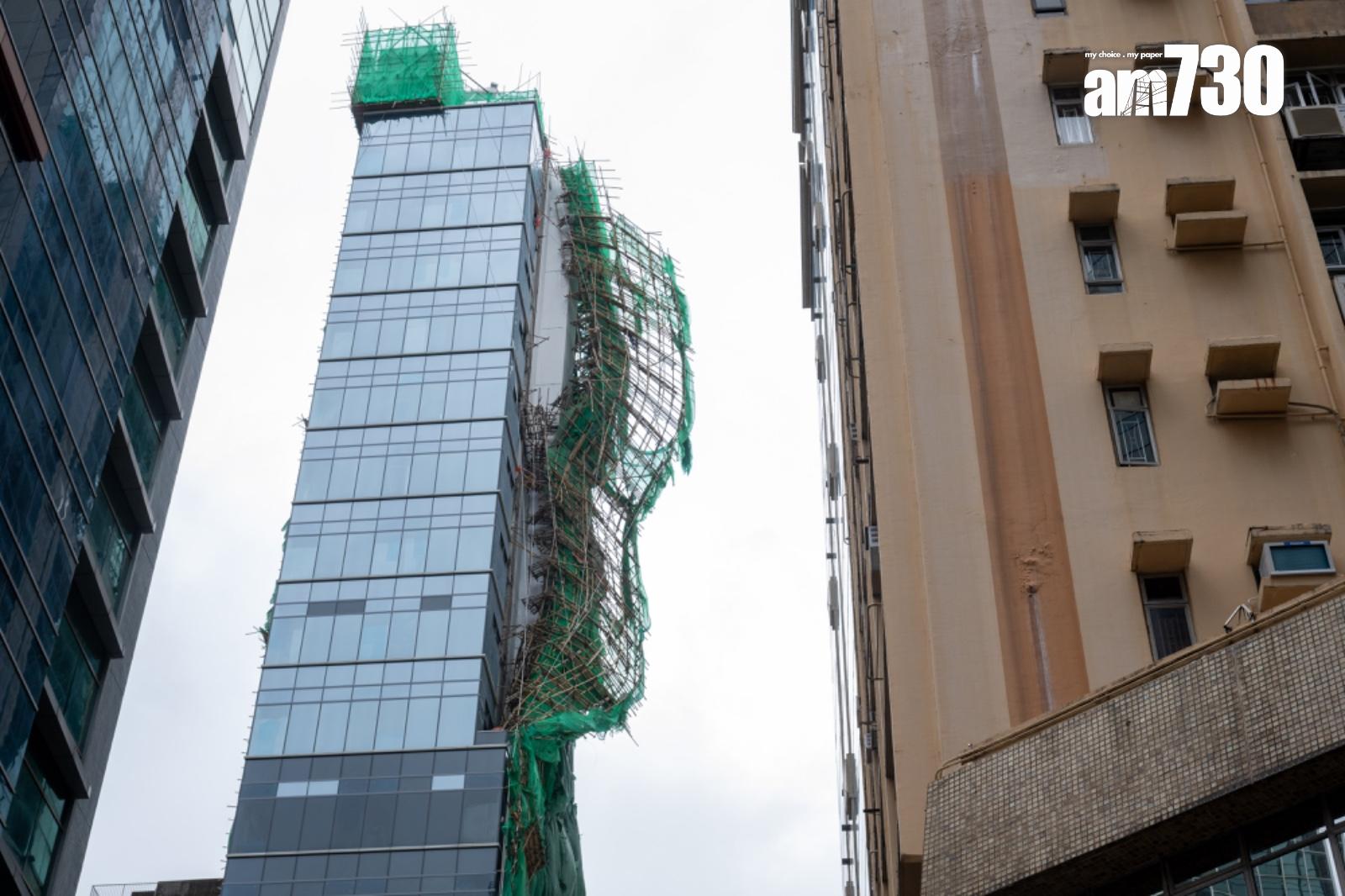 摩羯|尖沙咀有商廈棚架遭強風吹襲搖晃,搖搖欲墜。(陳奕釗攝)