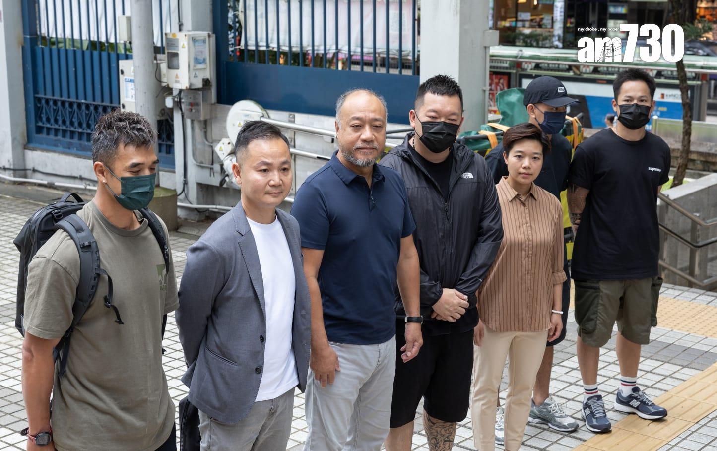 前舒適堡教練今日在區議員陪同下到尖沙咀警署報案。(蘇文傑攝)