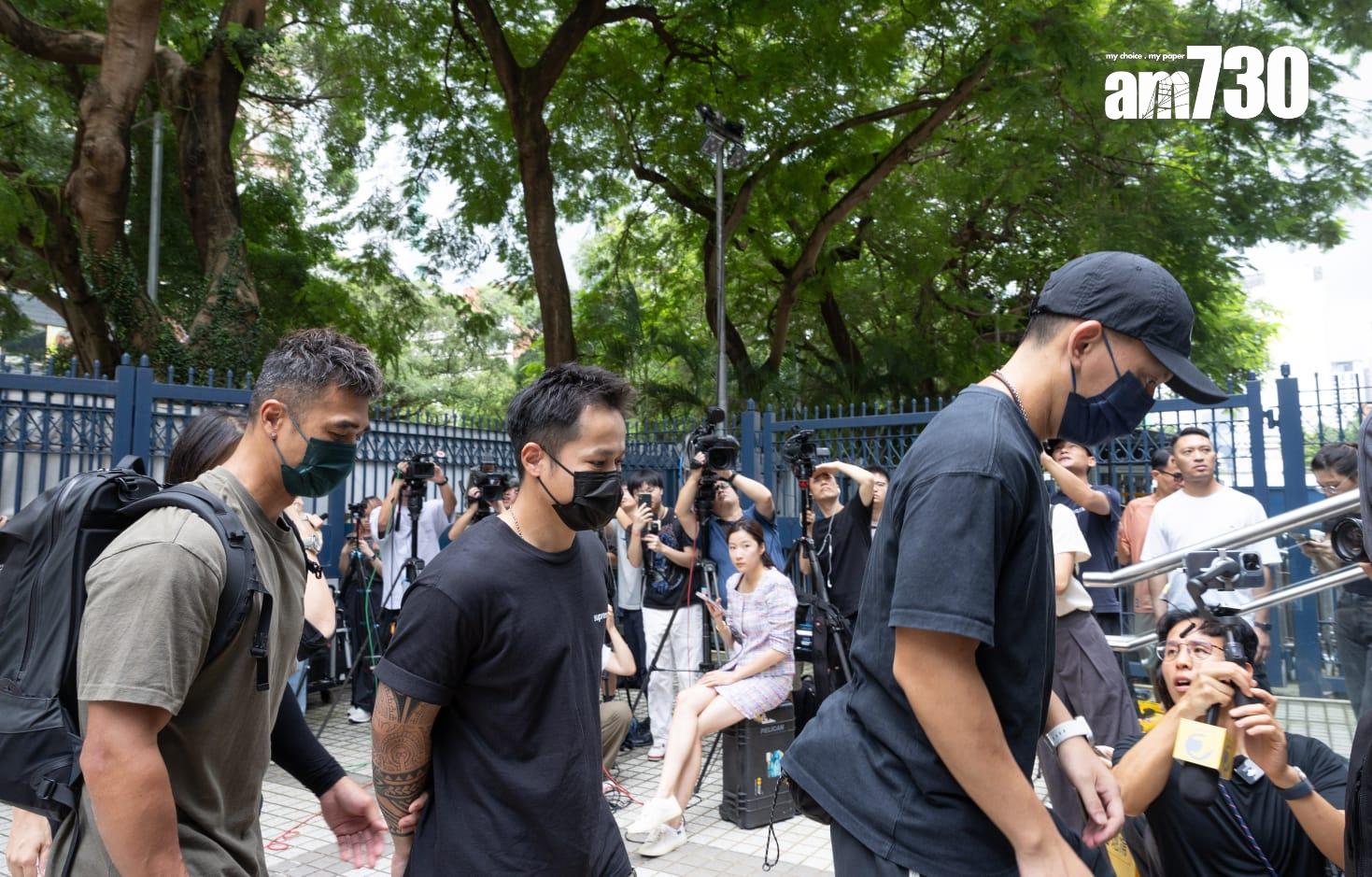 前舒適堡教練今日在區議員陪同下到尖沙咀警署報案。(蘇文傑攝)