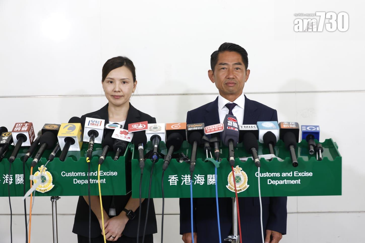 海關版權及商標調查科不良營商手法調查課監督方冠亭(左)。(林俊源攝)