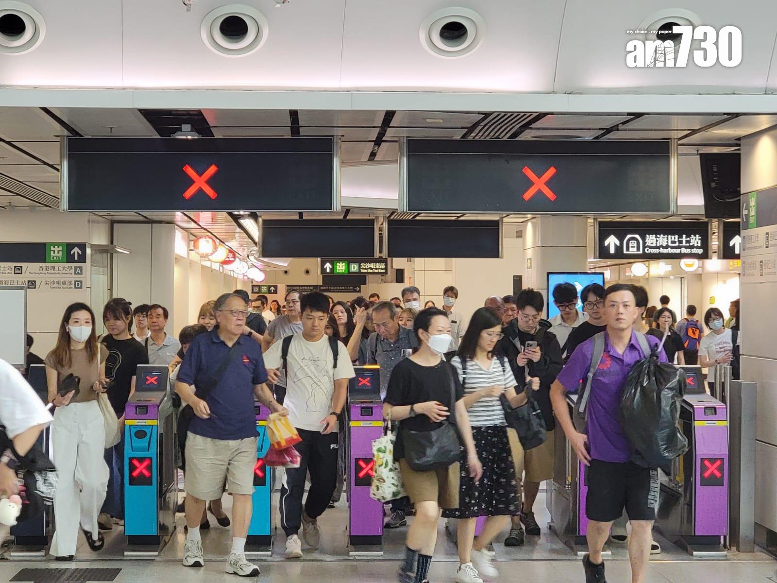 摩羯颱風中環、紅磡、九龍塘港鐵站、紅磡海底隧道打風情況。(吳康琦攝)