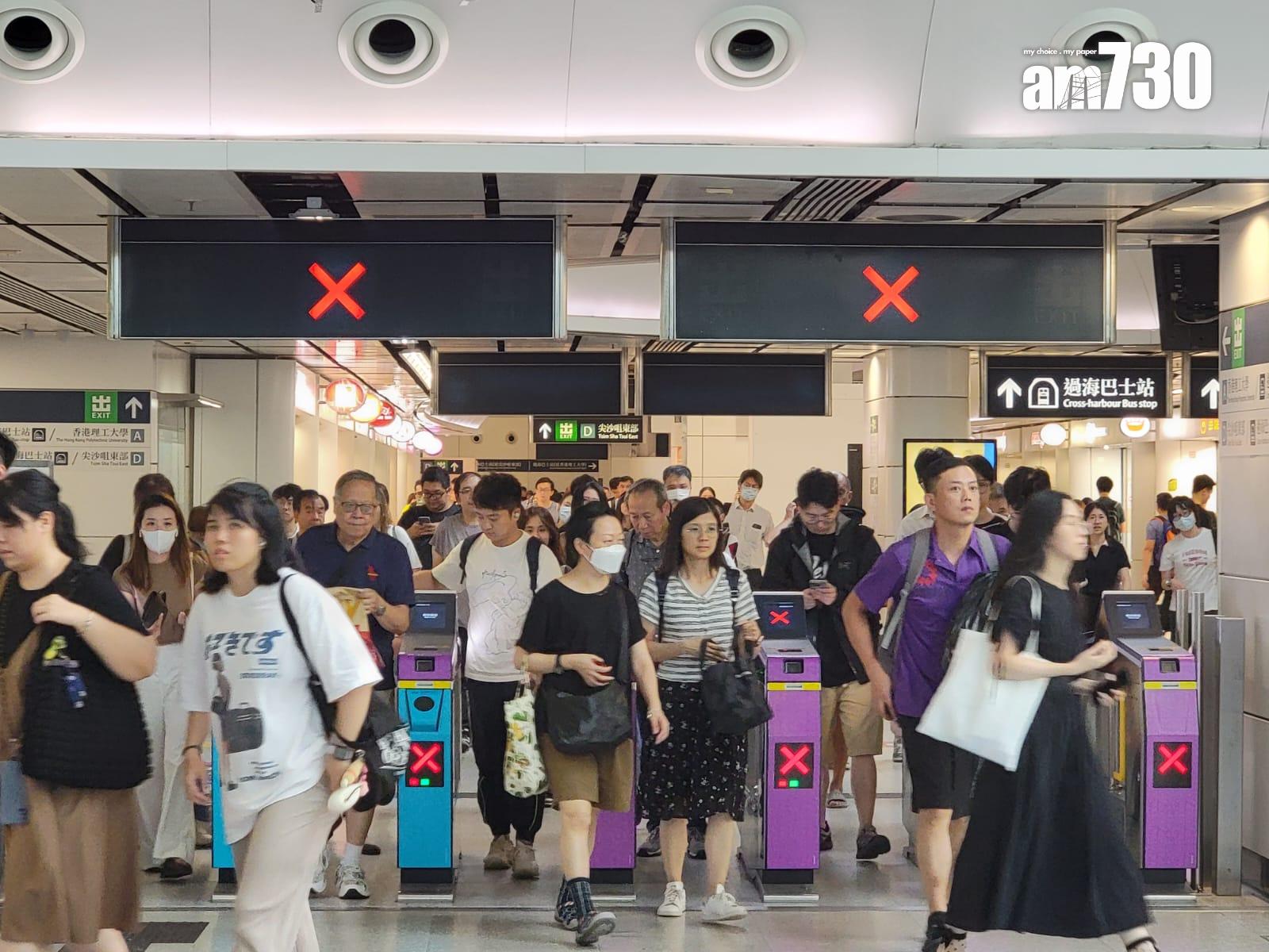 摩羯颱風中環、紅磡、九龍塘港鐵站、紅磡海底隧道打風情況。(吳康琦攝)