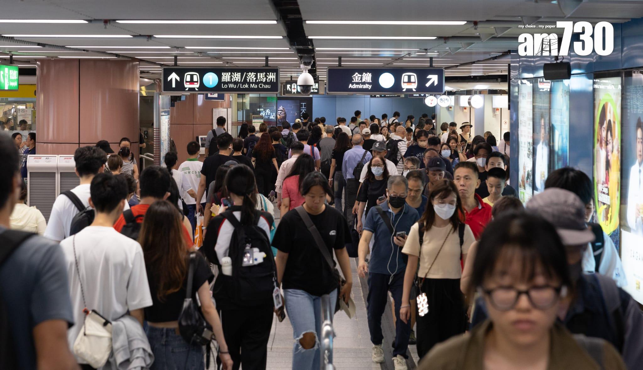 摩羯颱風中環、紅磡、九龍塘港鐵站、紅磡海底隧道打風情況。(蘇文傑攝)