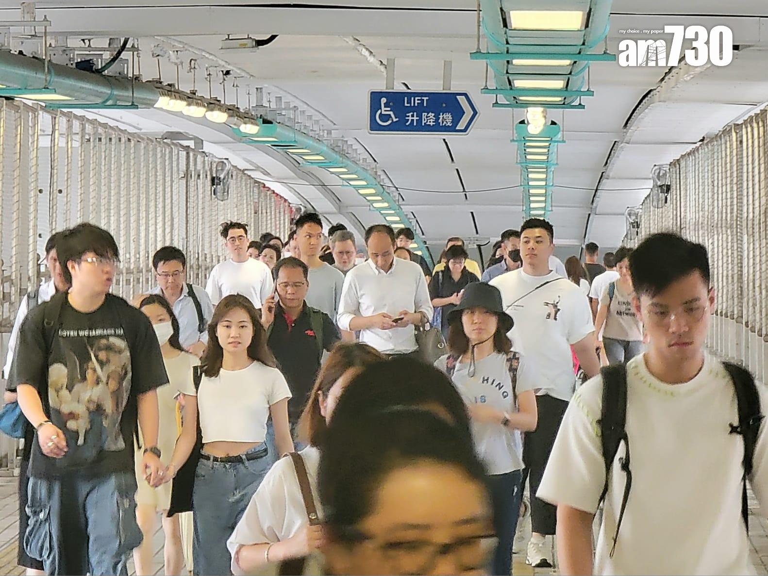 摩羯颱風中環、紅磡、九龍塘港鐵站、紅磡海底隧道打風情況。(吳康琦攝)