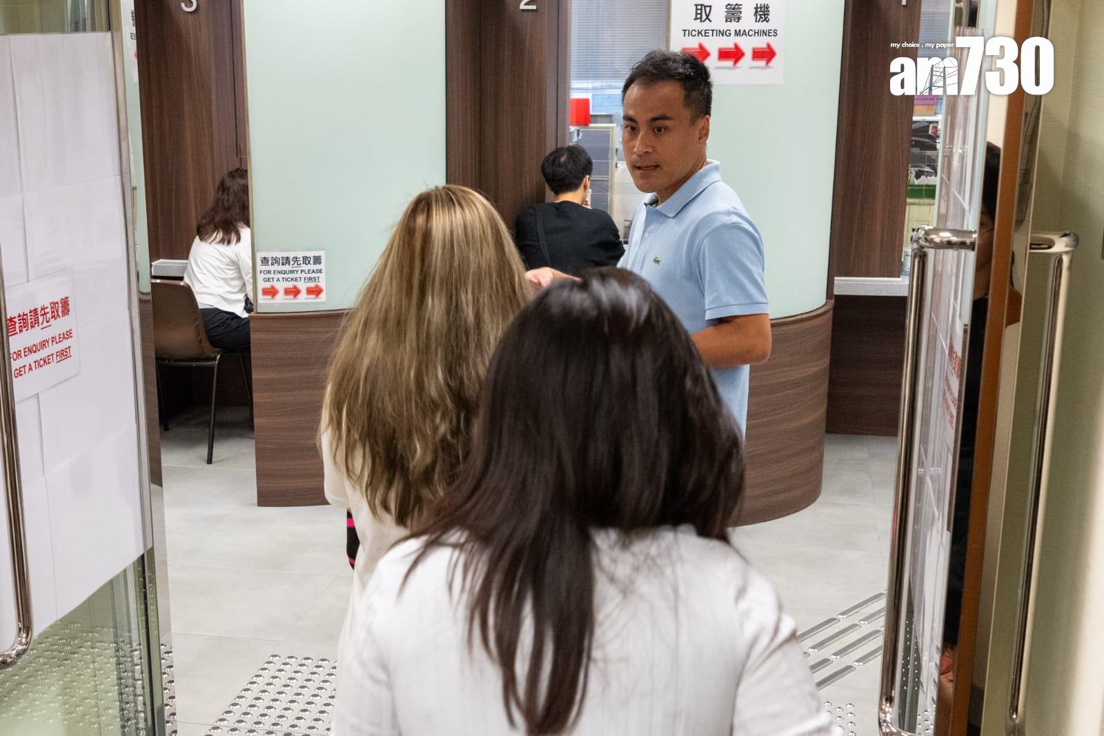 舒適堡結業|約30名職員到勞工處落案 教練斥公司本月初仍鼓勵員工推銷客人(陳奕釗攝)