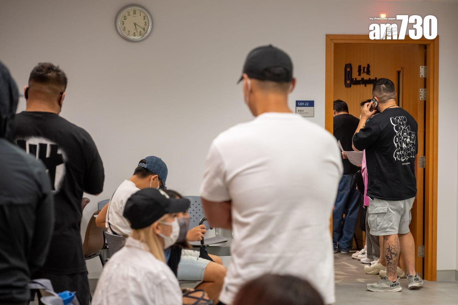 舒適堡結業|約30名職員到勞工處落案 教練斥公司本月初仍鼓勵員工推銷客人(陳奕釗攝)