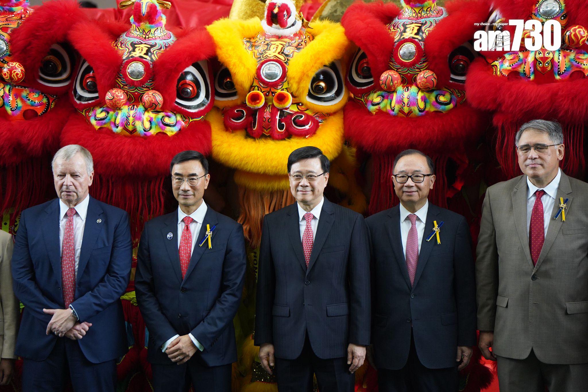 新馬季今開鑼 李家超現身主持儀式 為醒獅點睛敲鑼 (吳康琦攝)