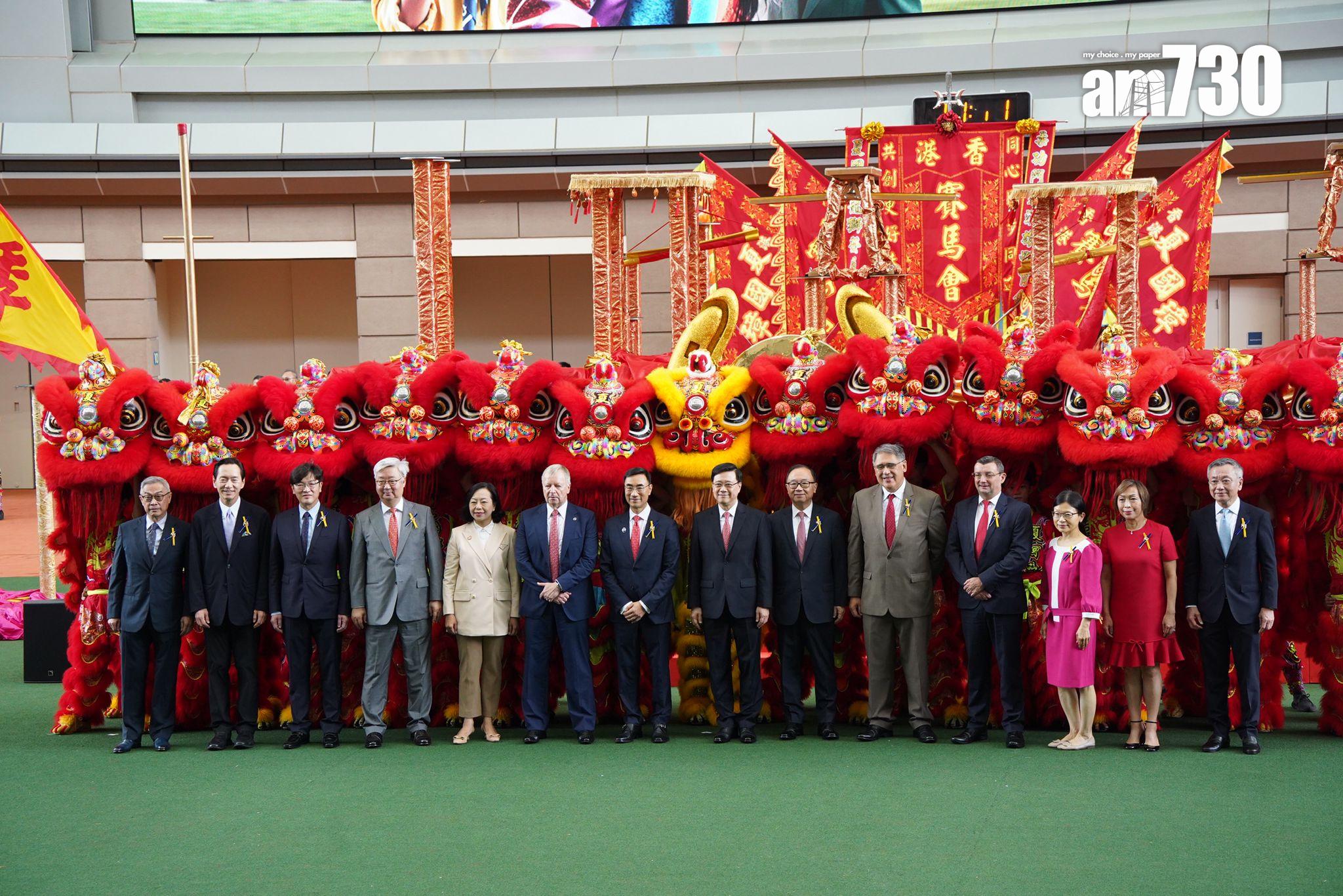 新馬季今開鑼 李家超現身主持儀式 為醒獅點睛敲鑼 (吳康琦攝)