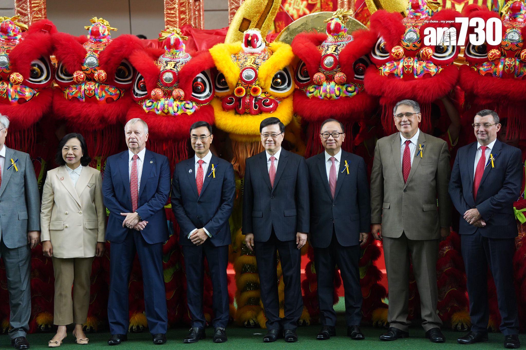 新馬季今開鑼 李家超現身主持儀式 為醒獅點睛敲鑼 (吳康琦攝)