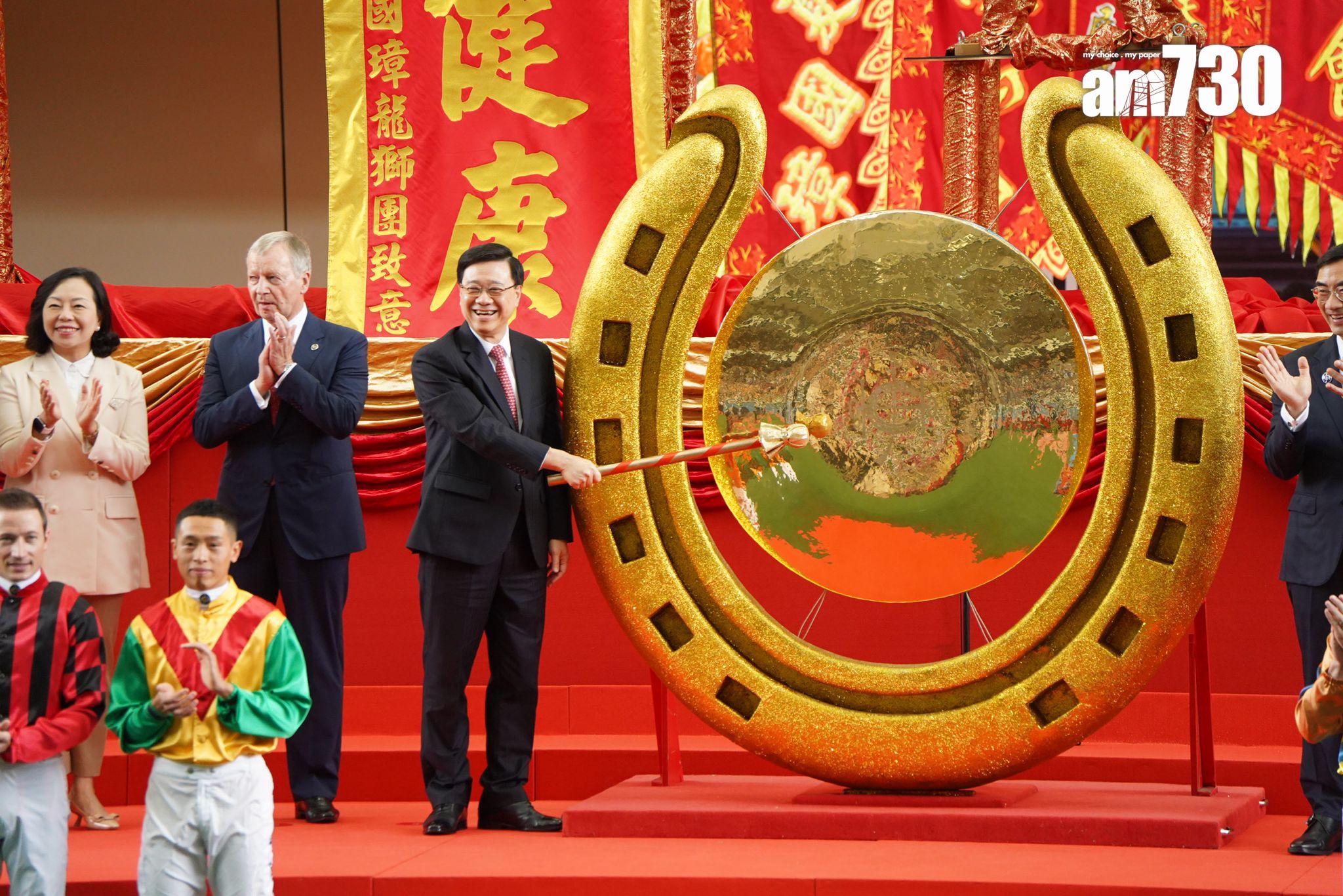 新馬季今開鑼 李家超現身主持儀式 為醒獅點睛敲鑼 (吳康琦攝)