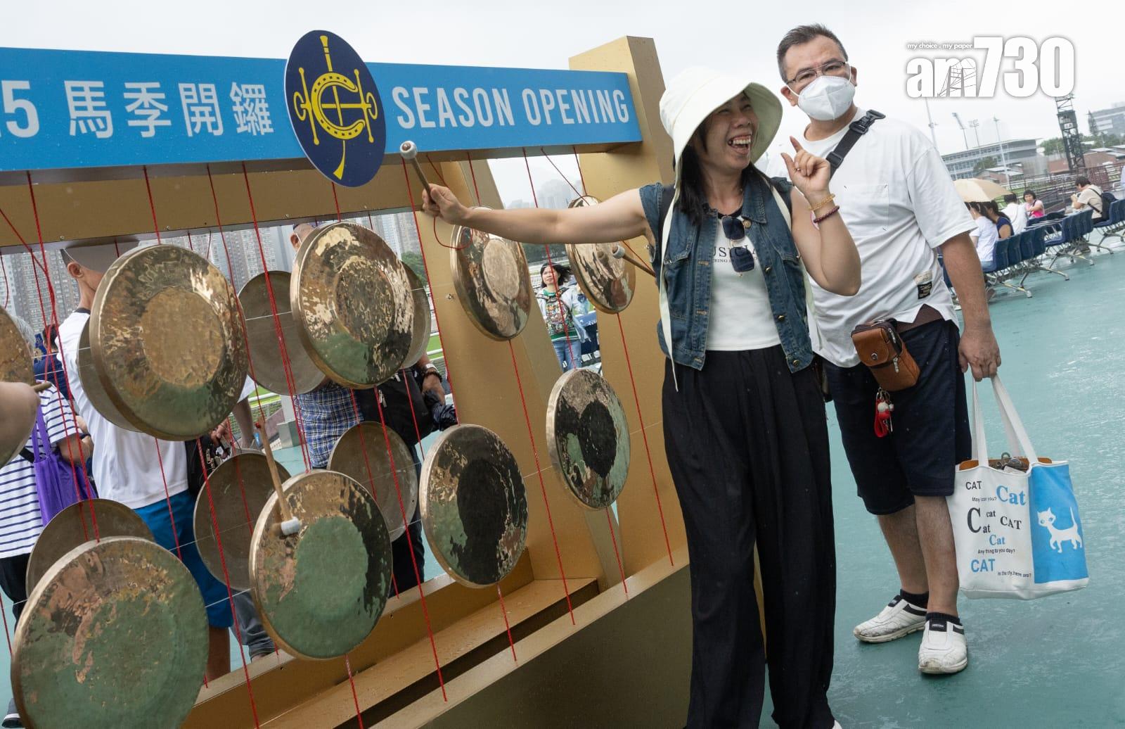 新馬季今開鑼 李家超現身主持儀式 馬迷雨下觀賽 (蘇文傑攝)