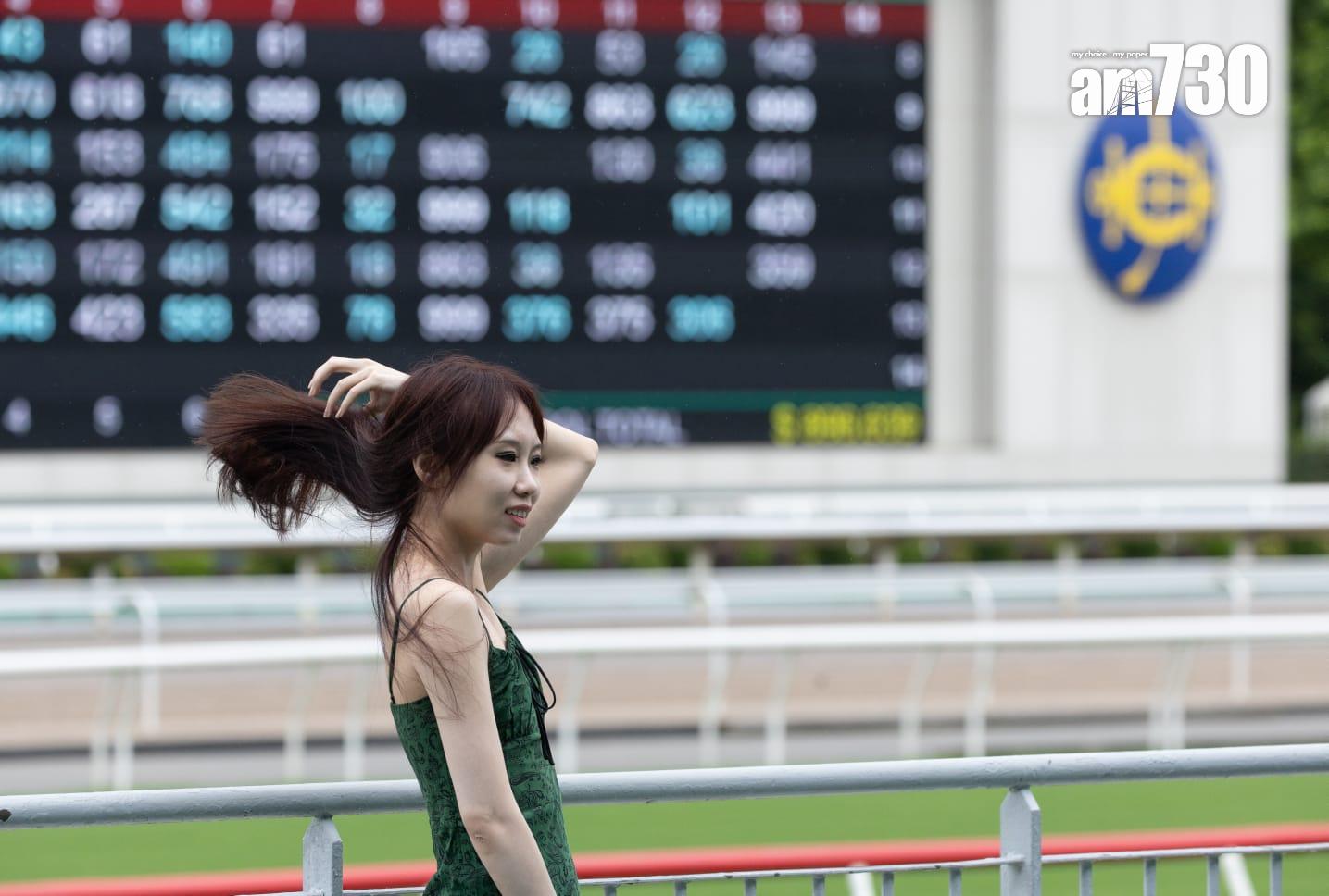 新馬季今開鑼 李家超現身主持儀式 馬迷雨下觀賽 (蘇文傑攝)