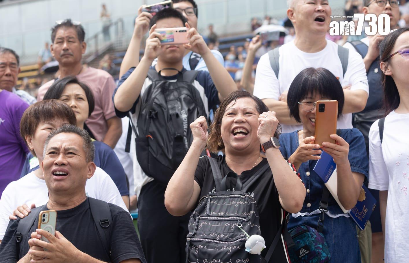 新馬季今開鑼 李家超現身主持儀式 馬迷雨下觀賽 (蘇文傑攝)