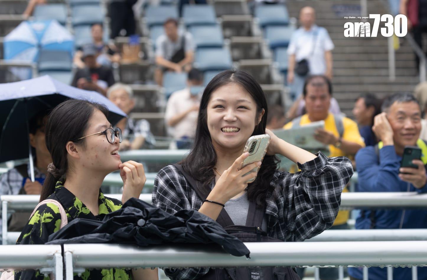 新馬季今開鑼 李家超現身主持儀式 馬迷雨下觀賽 (蘇文傑攝)