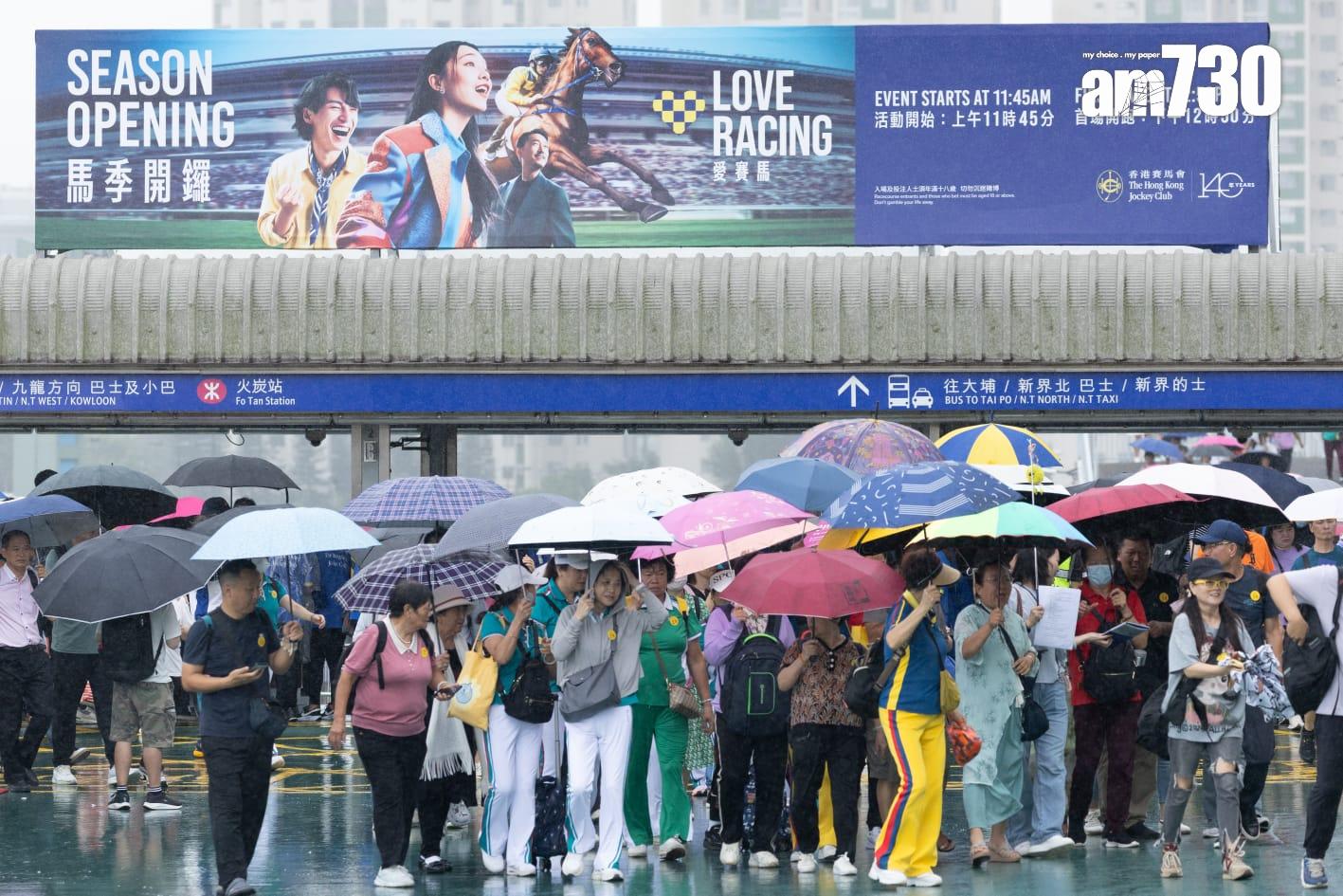 新馬季今開鑼 李家超現身主持儀式 馬迷雨下觀賽 (蘇文傑攝)