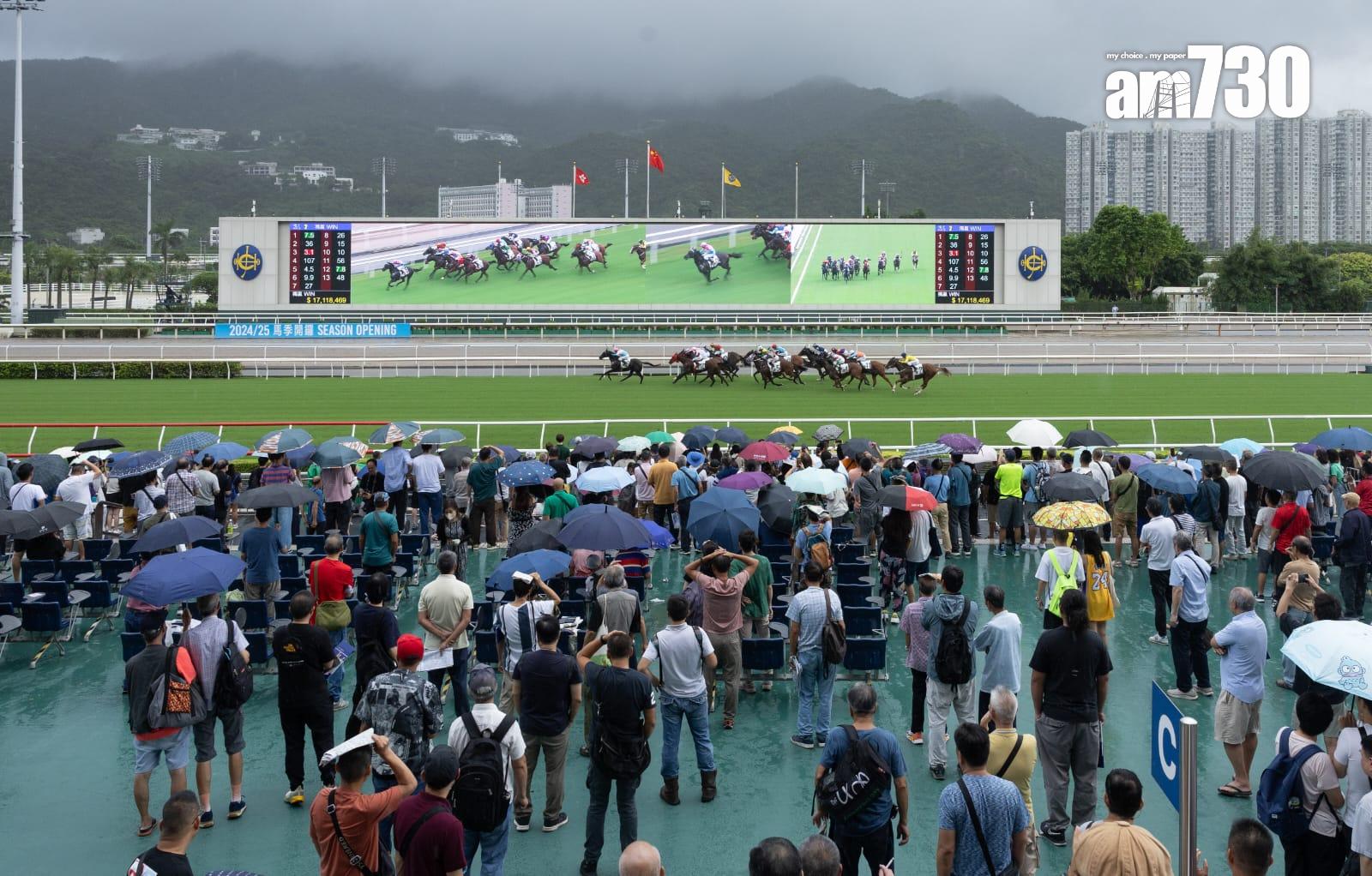 新馬季今開鑼 李家超現身主持儀式 馬迷雨下觀賽 (蘇文傑攝)