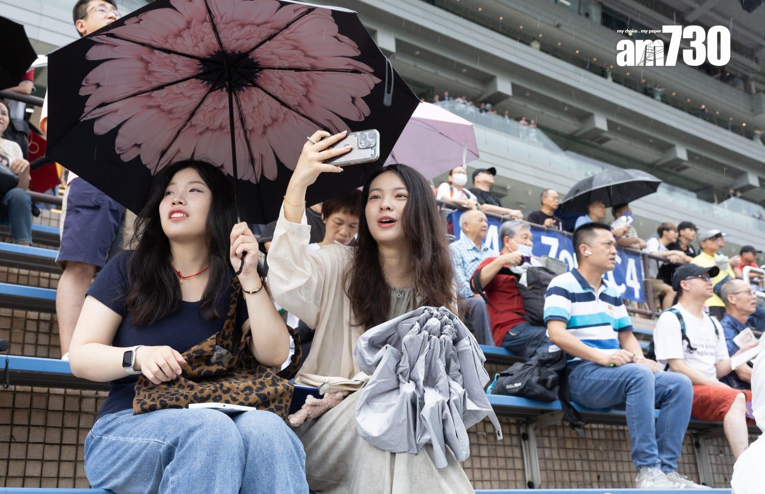 新馬季今開鑼 李家超現身主持儀式 馬迷雨下觀賽 (蘇文傑攝)