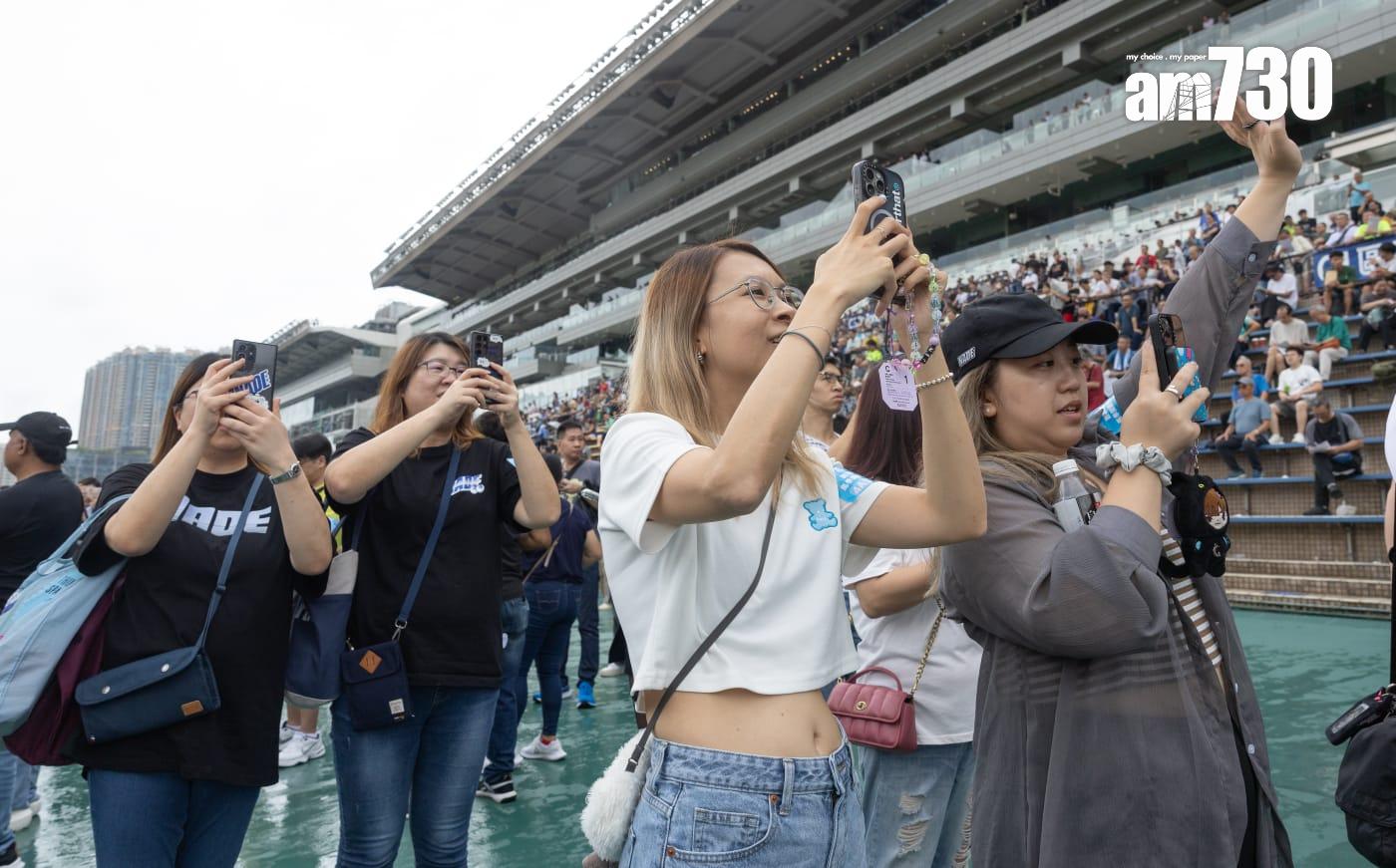 呂爵安Edan現身廂房看台睇賽事,不少爵屎到馬場支持偶像。(蘇文傑攝)