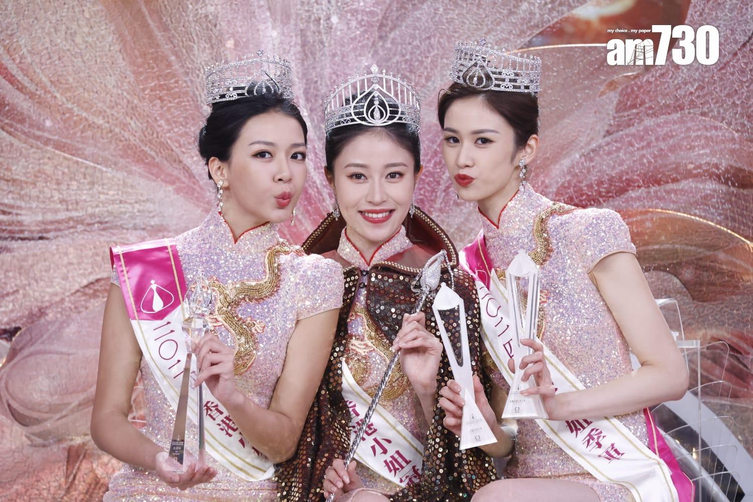 亞軍梁嘉莹影合照時,用左邊身遮擋了冠軍倪樂琳半邊身。