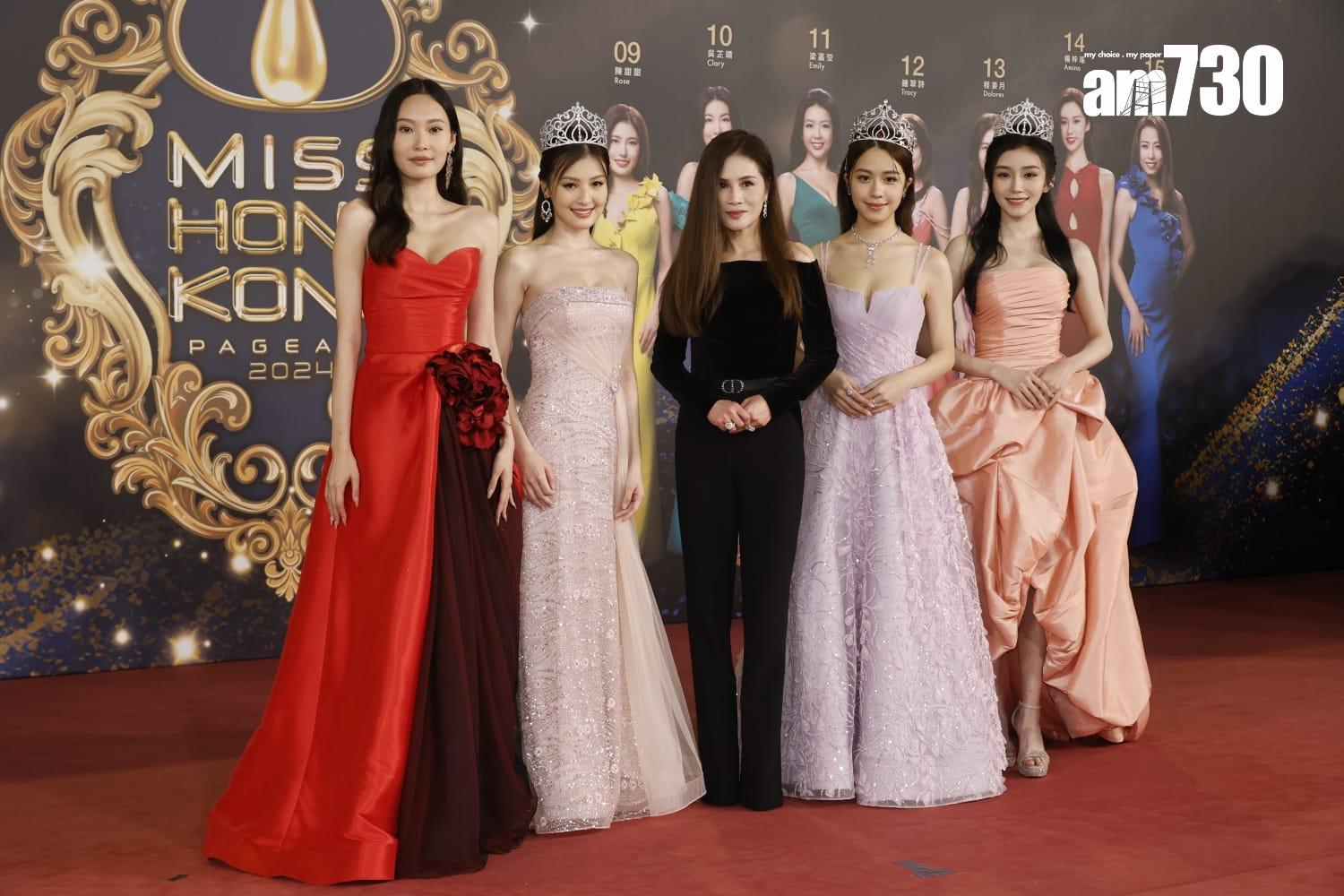 香港小姐2024紅地毯直擊!上屆得獎佳麗︰友誼小姐姜依宁、亞軍王怡然、冠軍莊子璇及季軍王敏慈。中間為大會晚裝設計師。(林俊源攝)