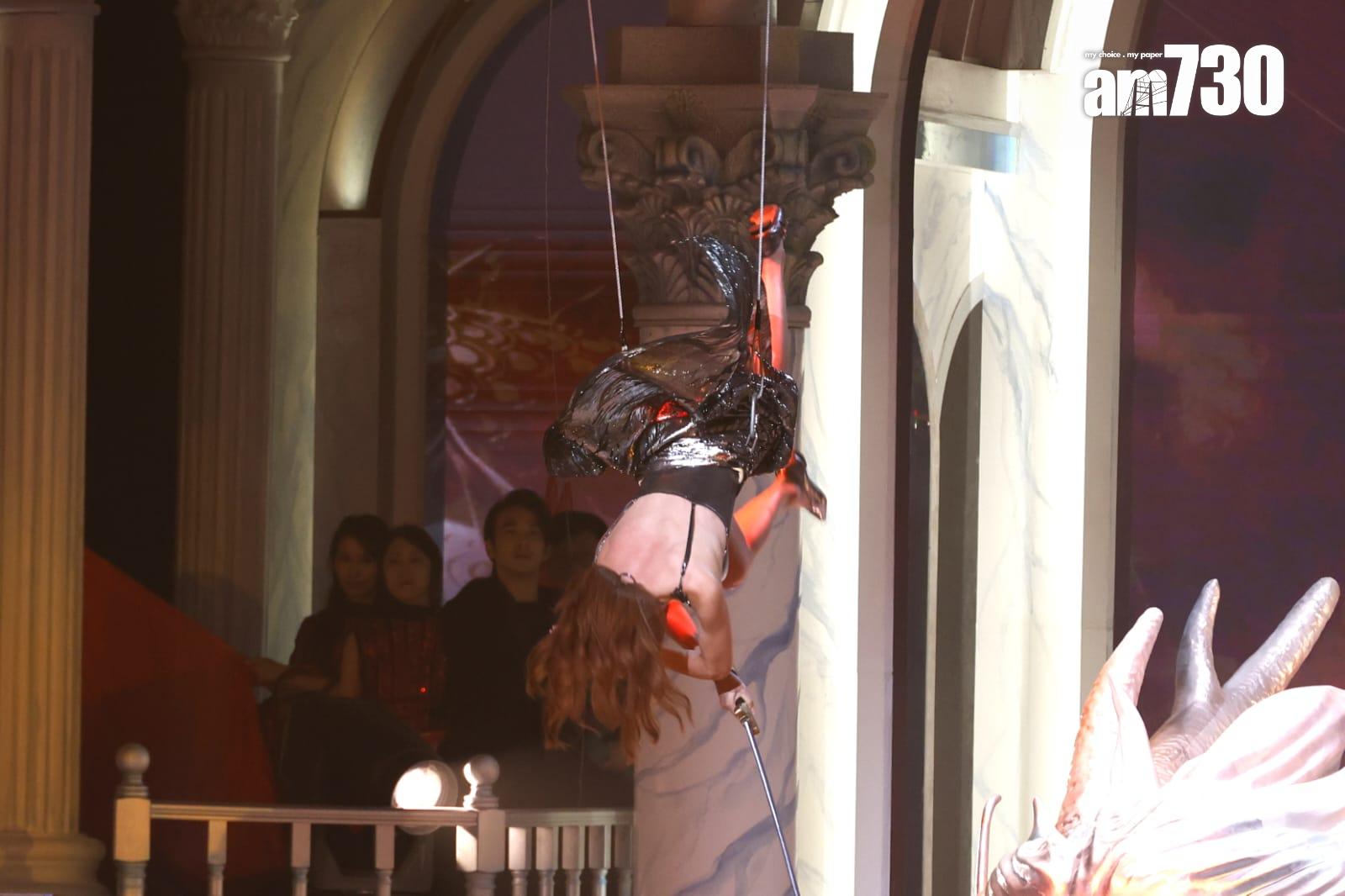 黃嘉雯以超DEEP V的金屬背心登場,並在半空做出多個動作。