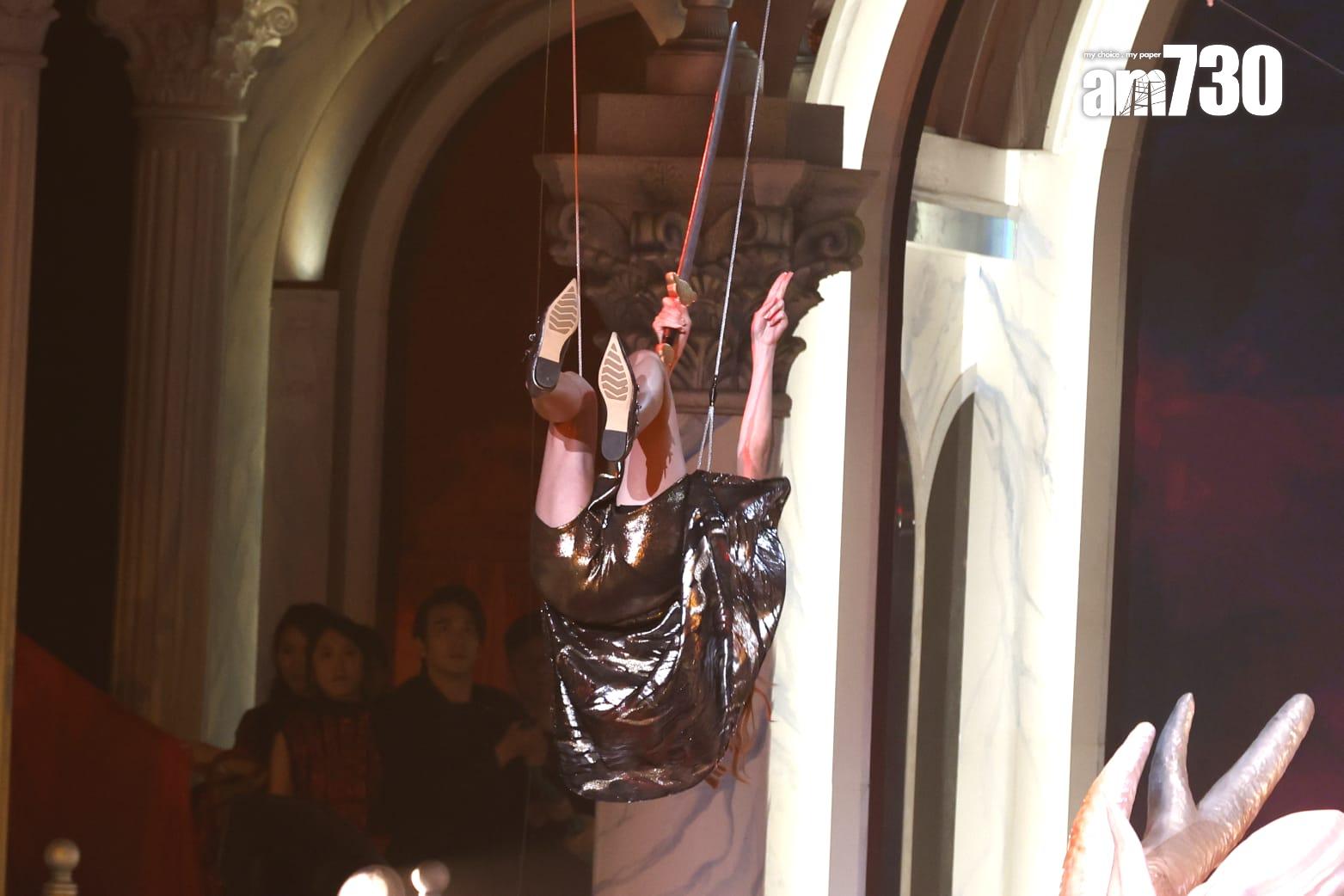 黃嘉雯以超DEEP V的金屬背心登場,並在半空做出多個動作。