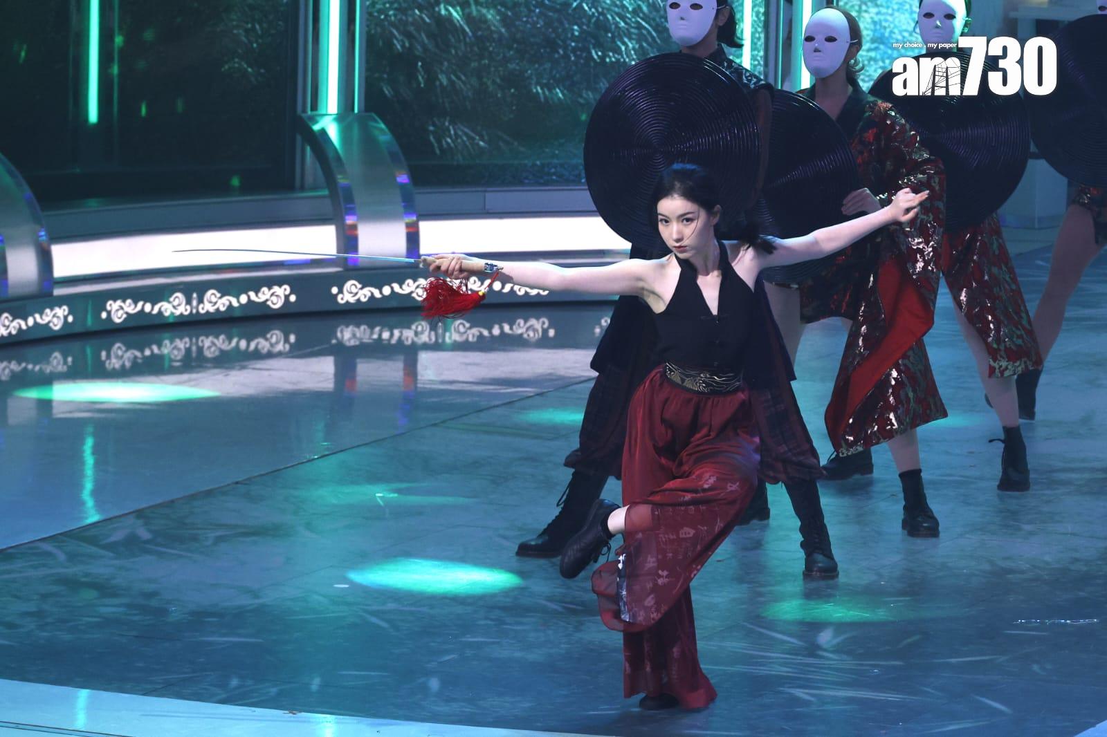 10號吳芷靖在表演劍舞時一度失手。(林俊源攝)