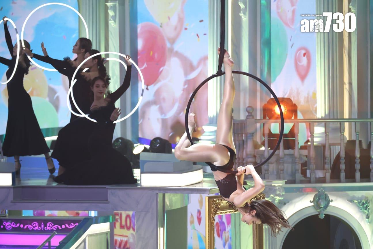 15號俞可程以性感打扮表演空中瑜珈。(林俊源攝)