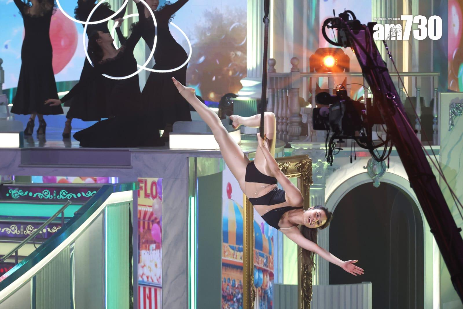 15號俞可程以性感打扮表演空中瑜珈。(林俊源攝)