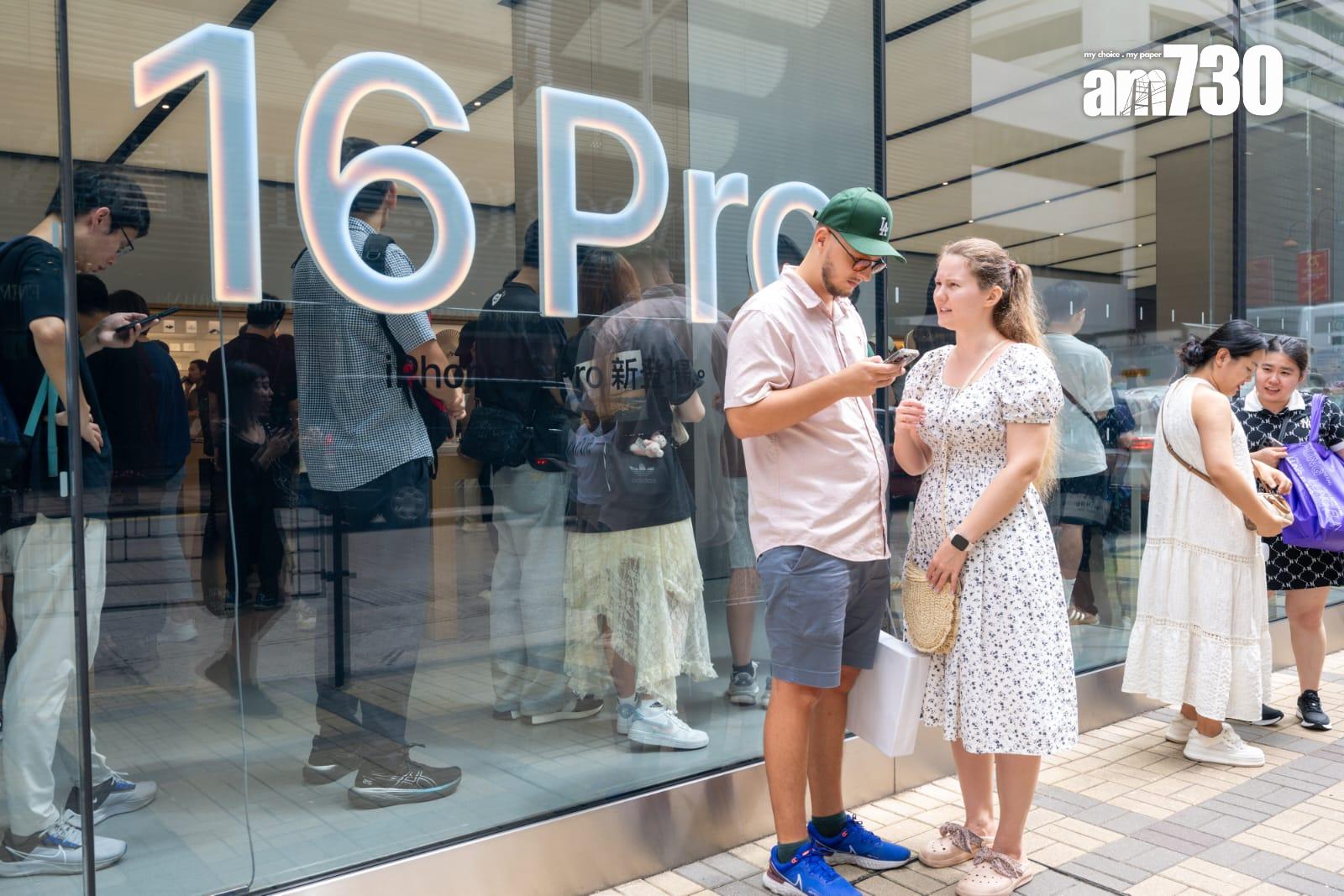 蘋果手機iPhone 16系列今日公開發售,專門店人山人海。(陳奕釗攝)
