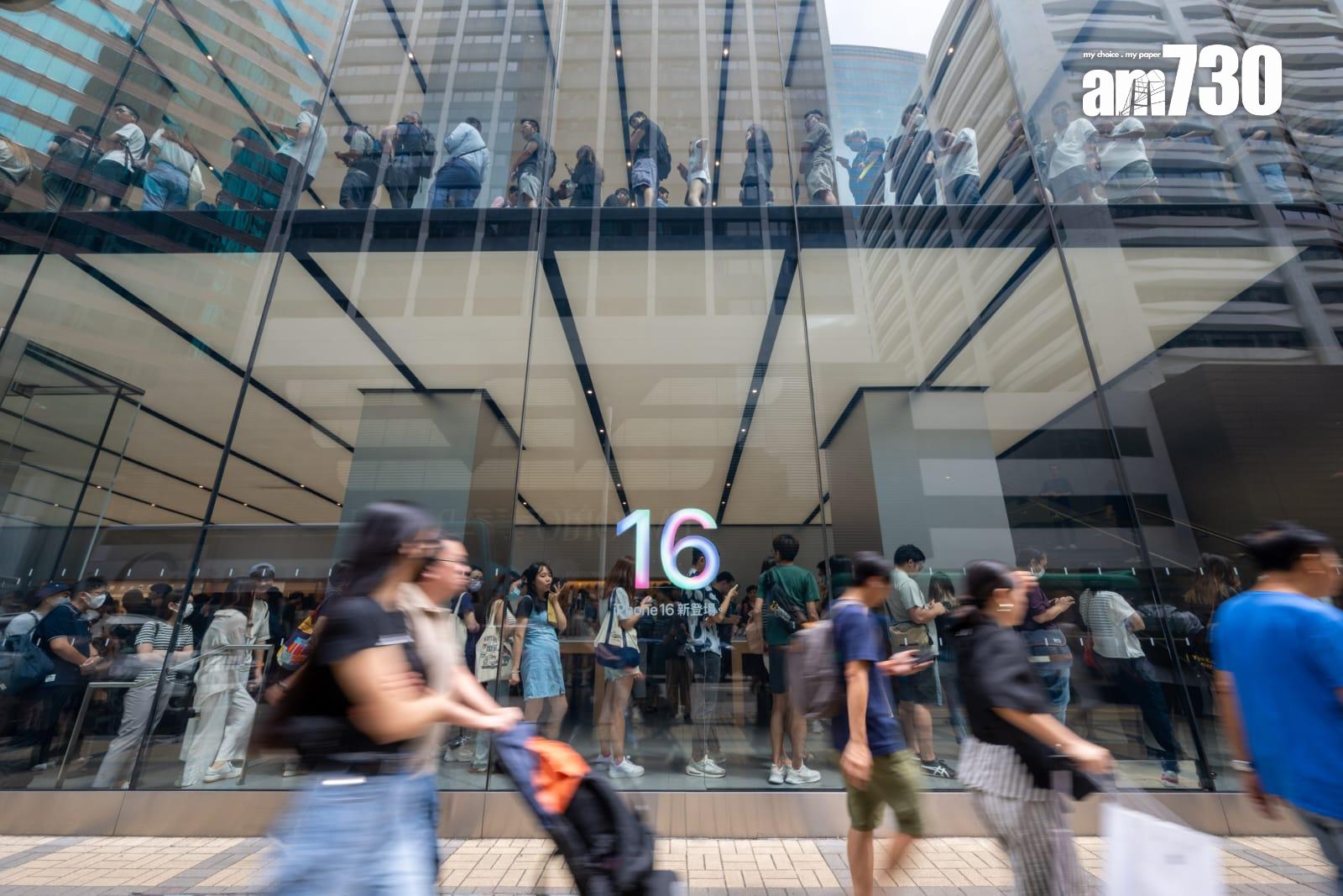 蘋果手機iPhone 16系列今日公開發售,專門店人山人海。(陳奕釗攝)