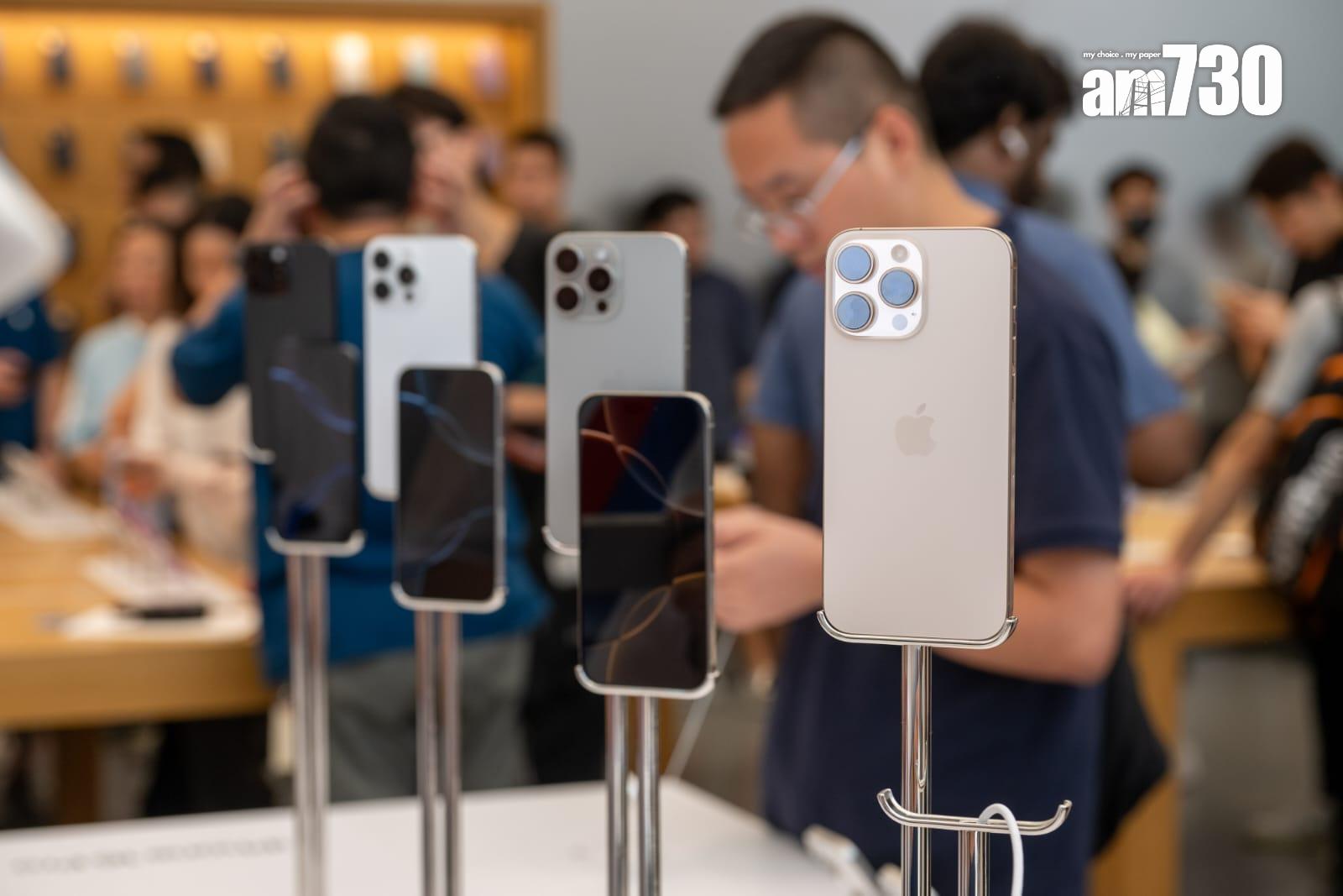 蘋果手機iPhone 16系列今日公開發售,專門店人山人海。(陳奕釗攝)