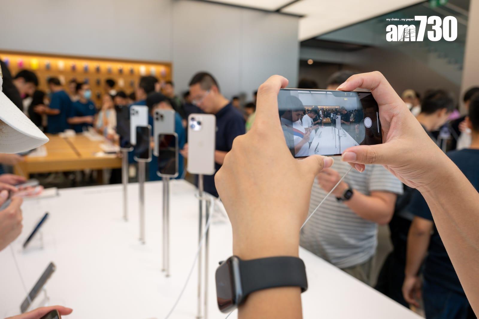 蘋果手機iPhone 16系列今日公開發售,專門店人山人海。(陳奕釗攝)