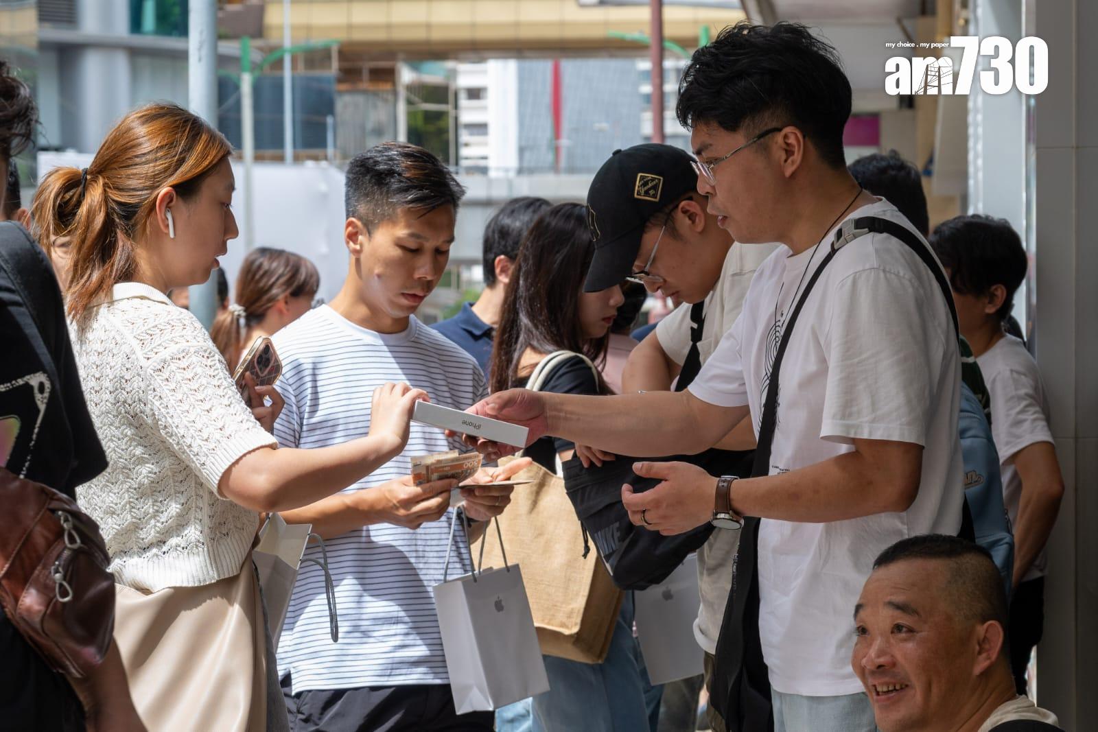 蘋果手機iPhone 16系列今日公開發售,專門店外同樣人山人海。(陳奕釗攝)