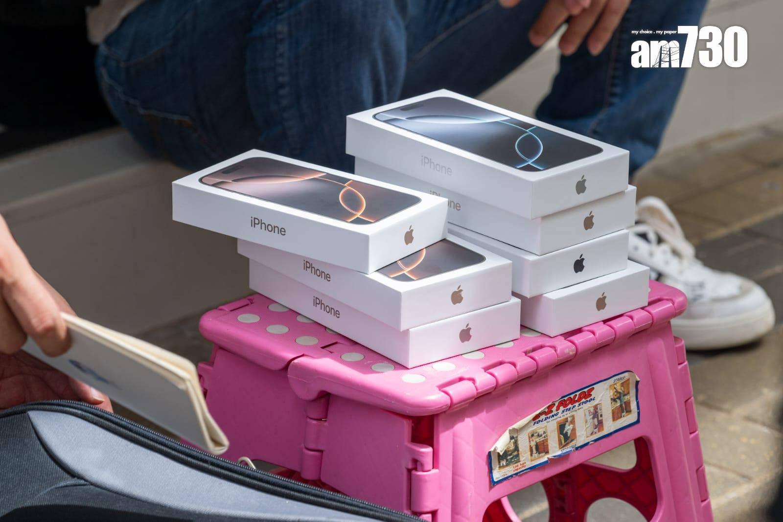 蘋果手機iPhone 16系列今日公開發售,專門店外同樣人山人海。(陳奕釗攝)