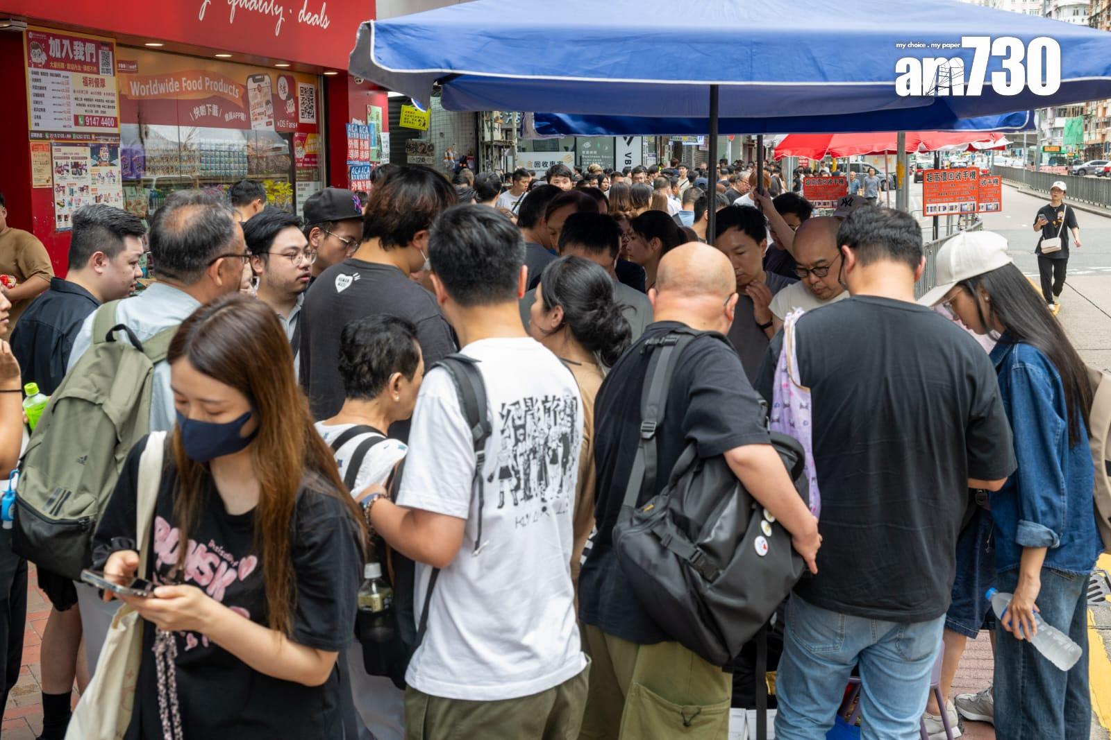 iPhone 16開賣|多間Apple Store現取機人龍 Pro Max一部賺2000元(陳奕釗攝))