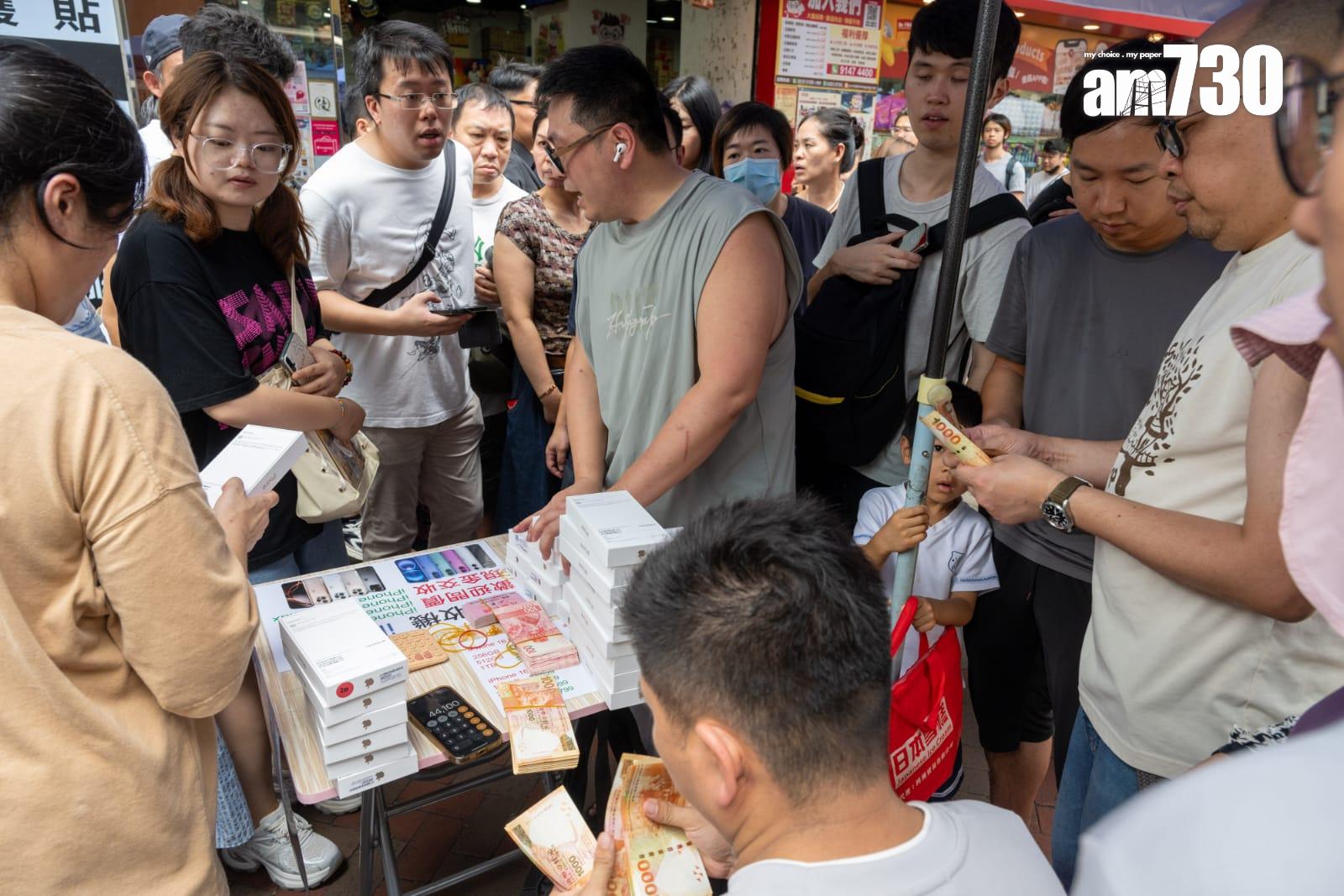 iPhone 16開賣|多間Apple Store現取機人龍 Pro Max一部賺2000元(陳奕釗攝))