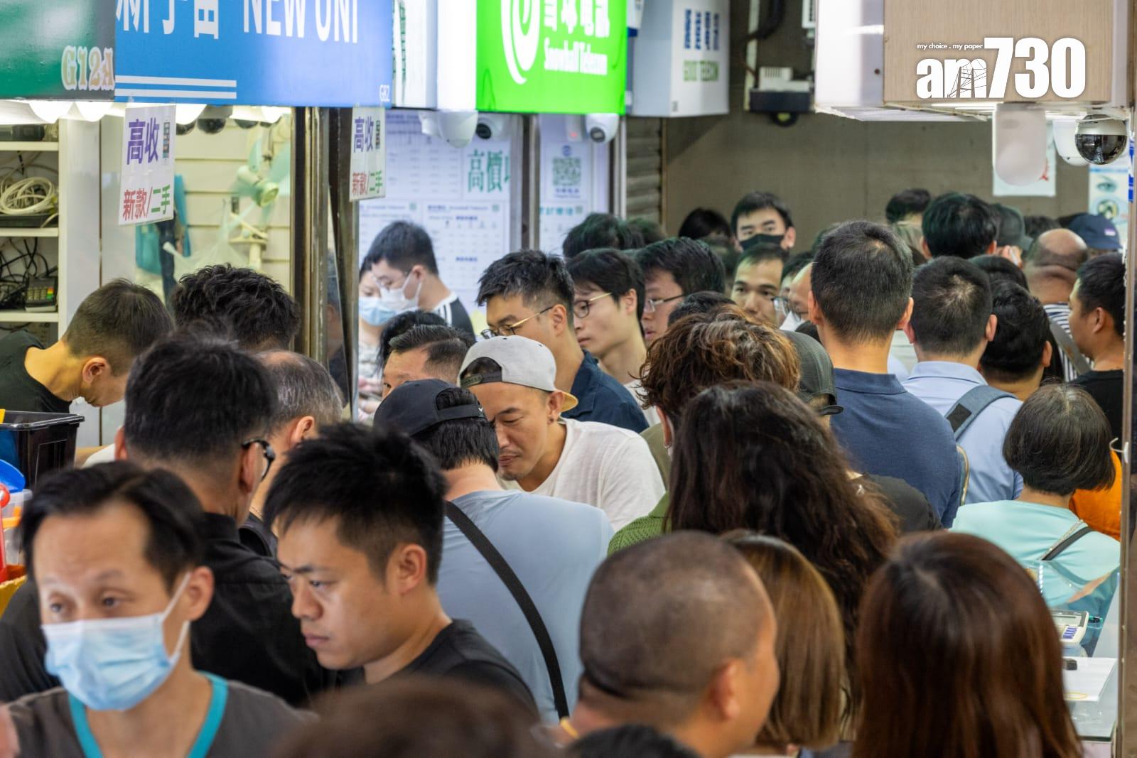 iPhone 16開賣|多間Apple Store現取機人龍 Pro Max一部賺2000元(陳奕釗攝))