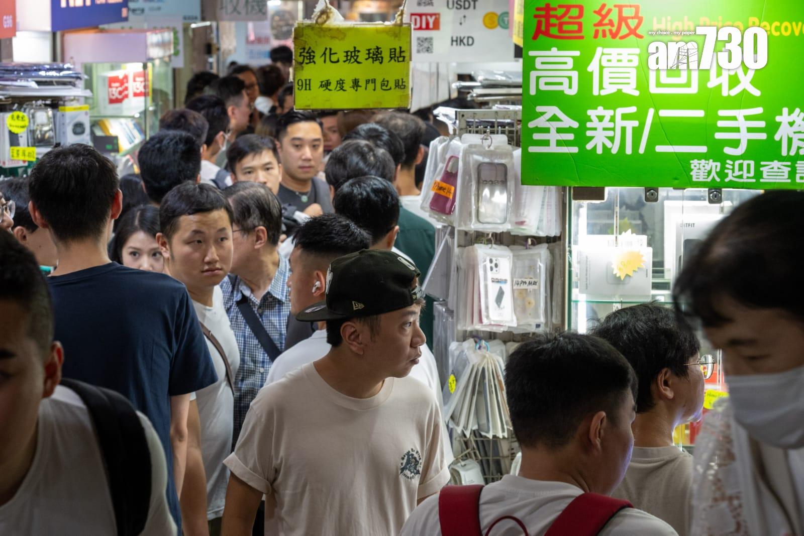 iPhone 16開賣|多間Apple Store現取機人龍 Pro Max一部賺2000元(陳奕釗攝))