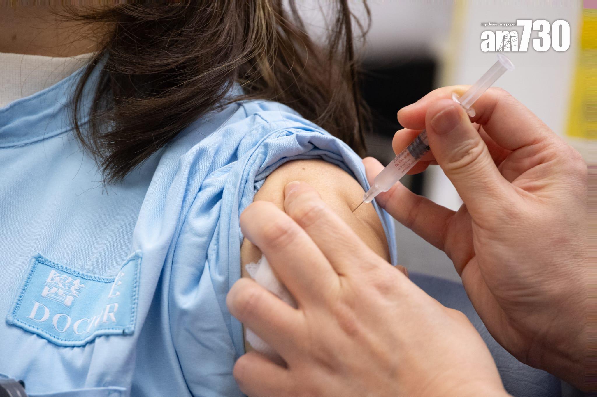 醫務衞生局局長、其他官員和前線醫護人員一同響應接種疫苗。(蘇文傑攝)