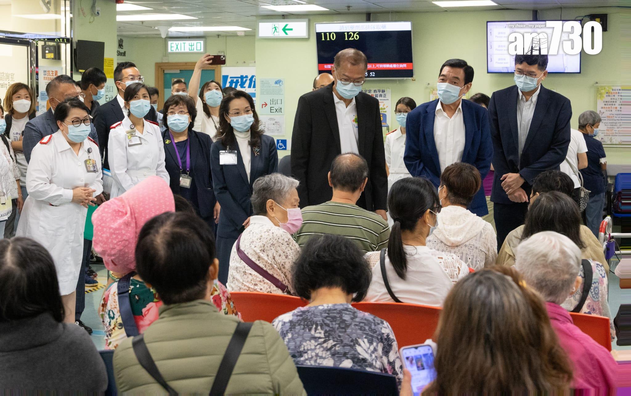 醫務衞生局局長、其他官員和前線醫護人員一同響應接種疫苗。(蘇文傑攝)