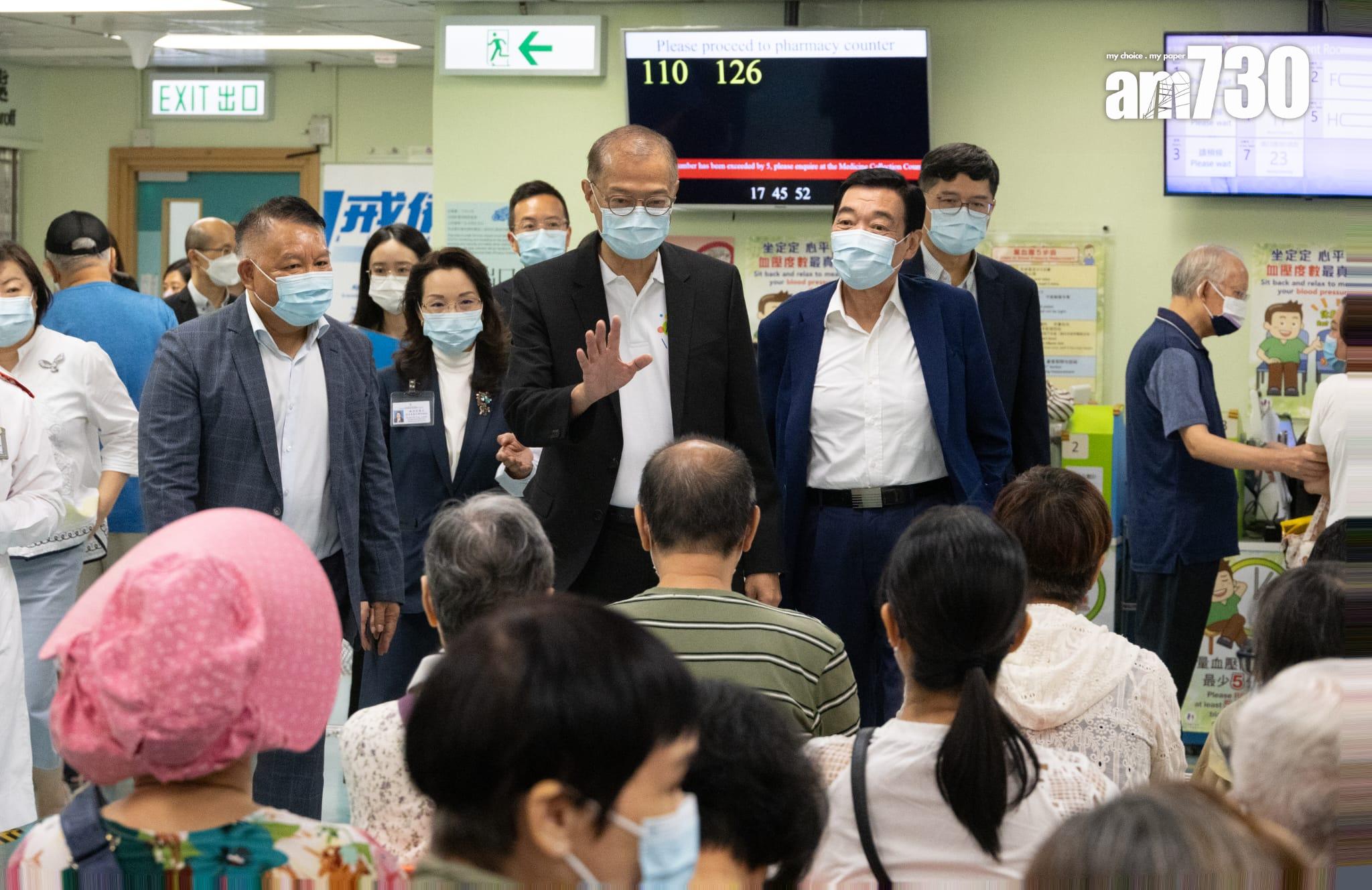 醫務衞生局局長、其他官員和前線醫護人員一同響應接種疫苗。(蘇文傑攝)