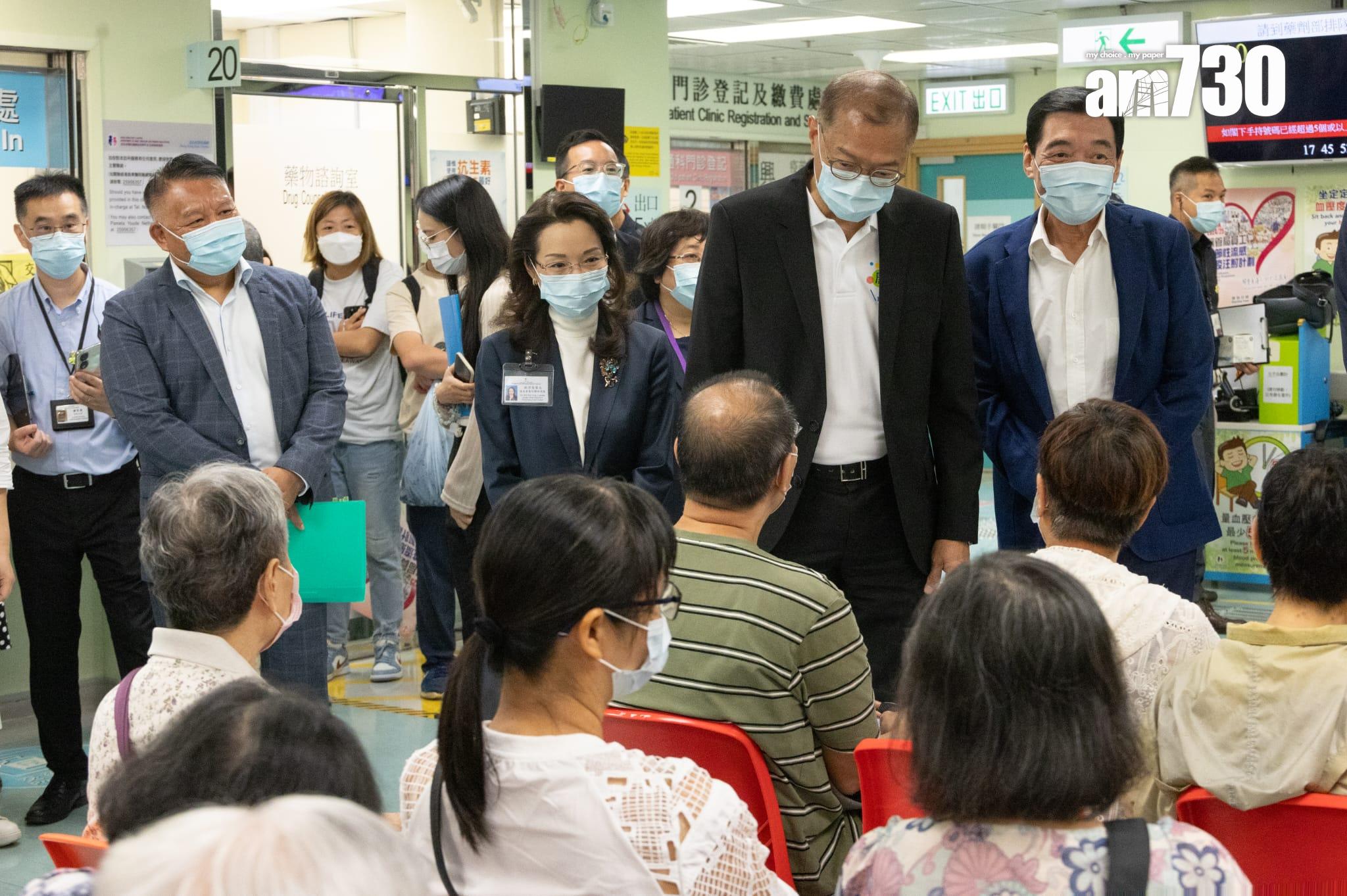 醫務衞生局局長、其他官員和前線醫護人員一同響應接種疫苗。(蘇文傑攝)