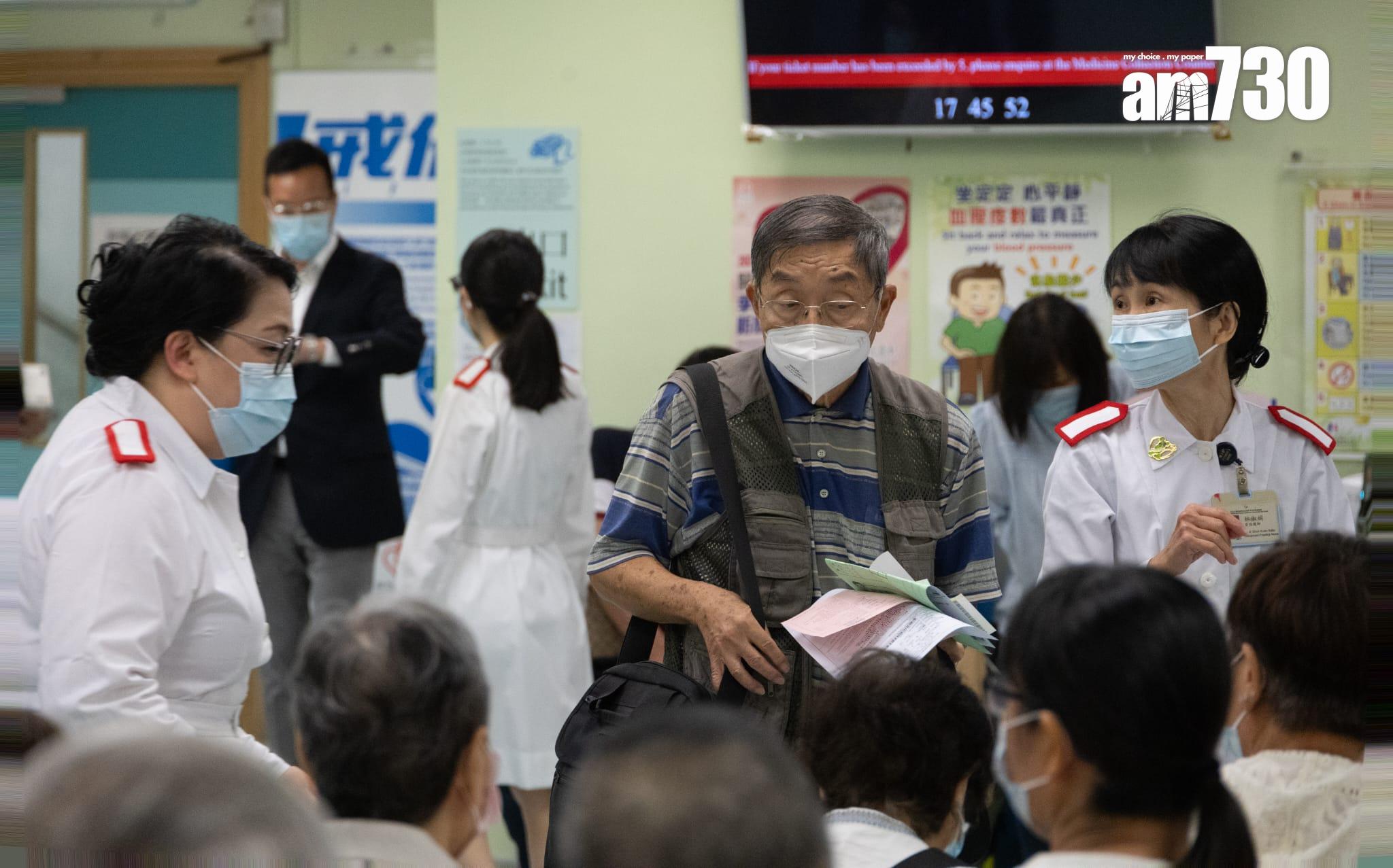 醫務衞生局局長、其他官員和前線醫護人員一同響應接種疫苗。(蘇文傑攝)