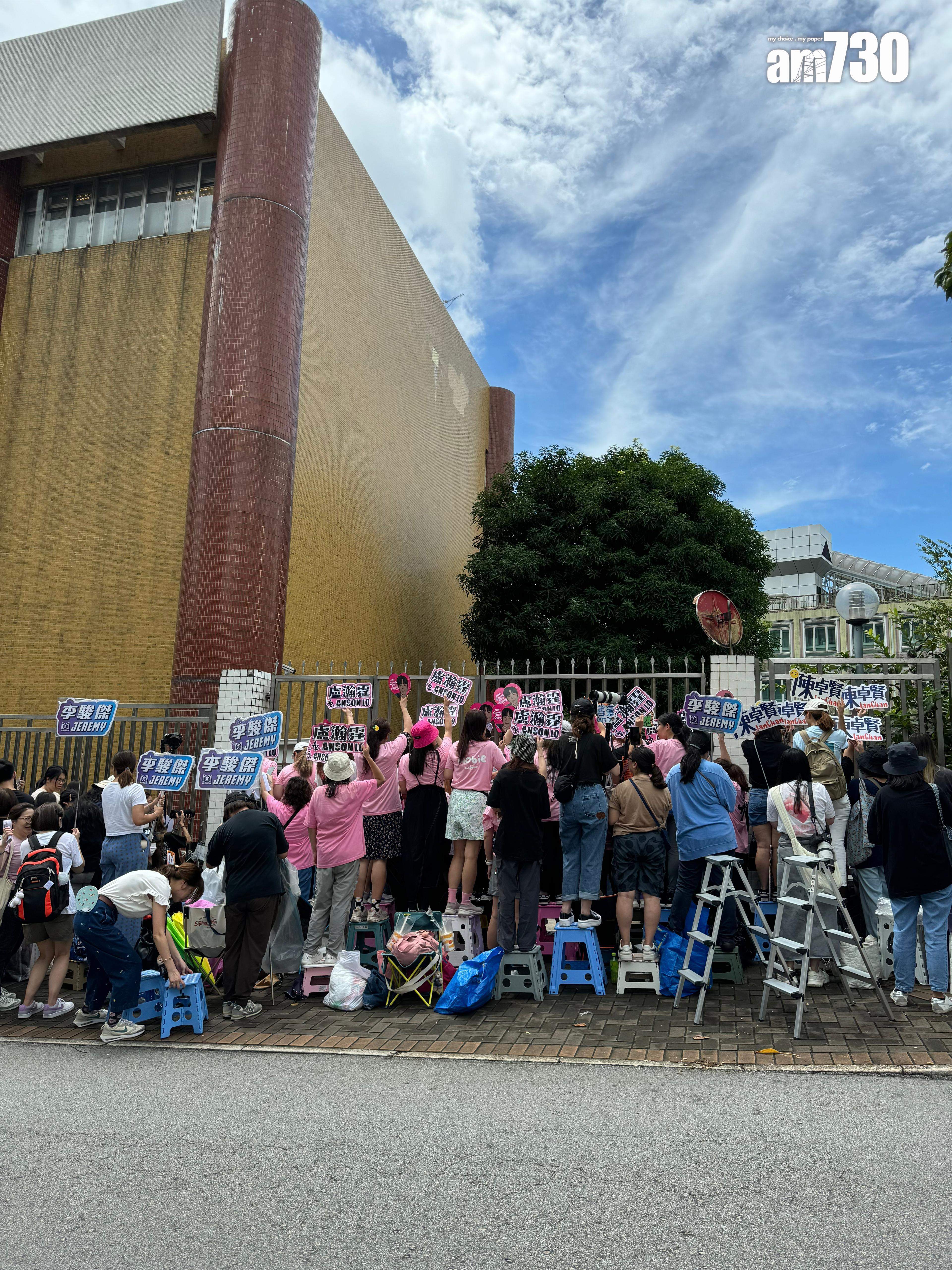 MIRROR現身商台,鏡粉佔領廣播道。  (娛樂組攝)