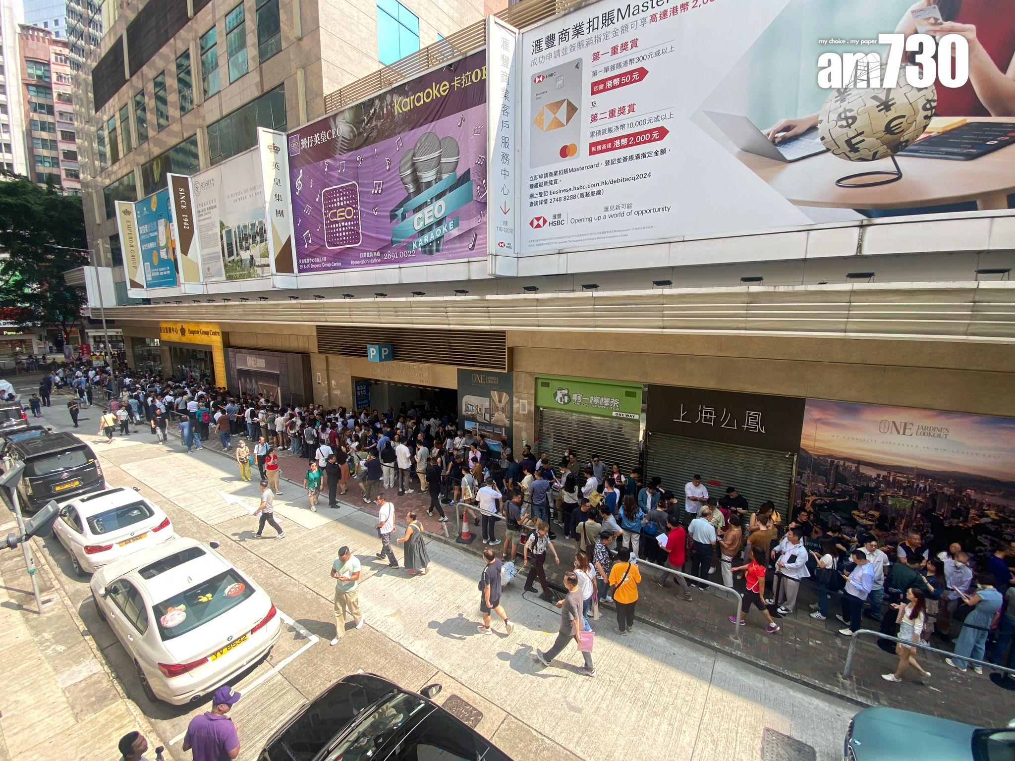 ONE JARDINE’S LOOKOUT今早9時15分起開售,現場所見出現排隊人龍等候揀樓。